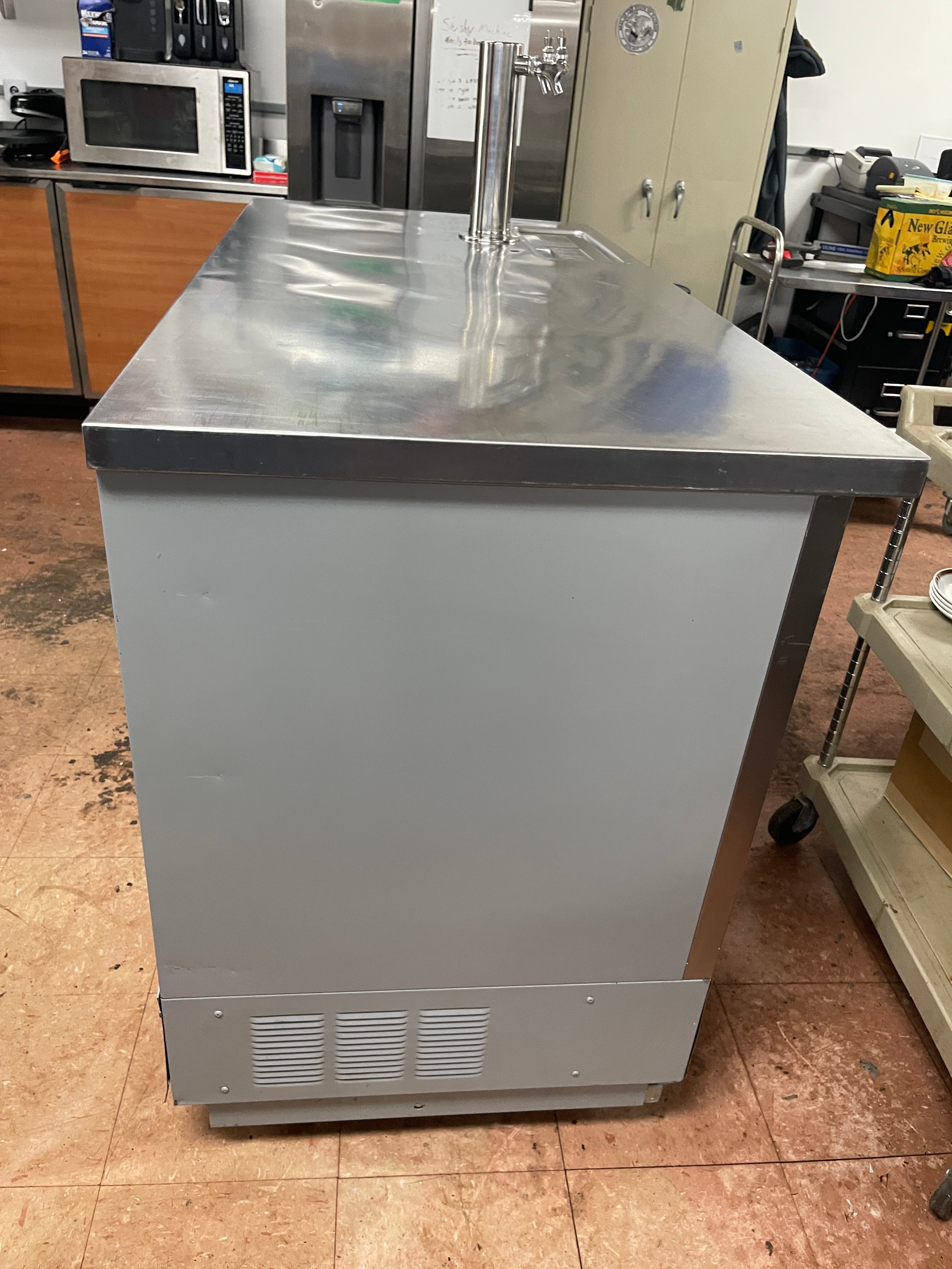 Used Beverage Air DD58G-1 Stainless Steel Kegerator/Glass Door Refrigerator 115V