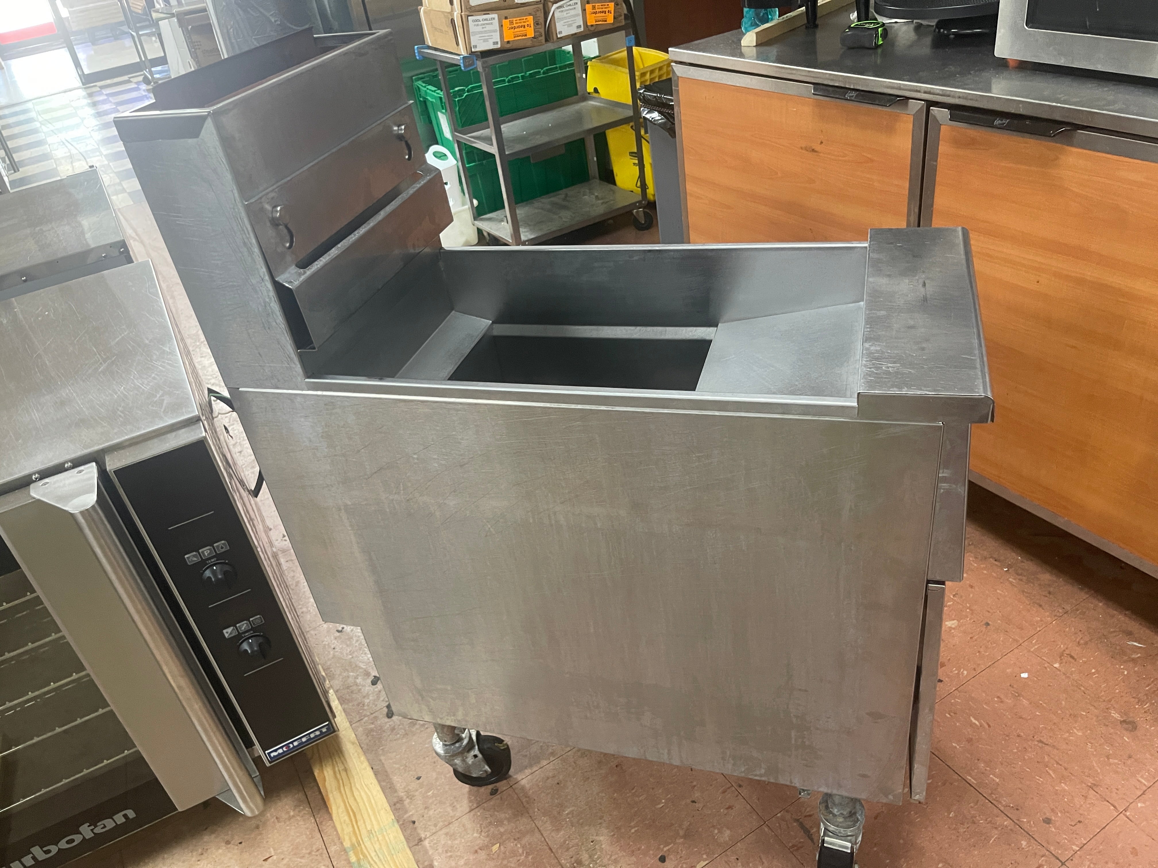 Used Pitco SG14 Natural Gas 40-50 lb. Stainless Steel Floor Fryer - 110,000 BTU