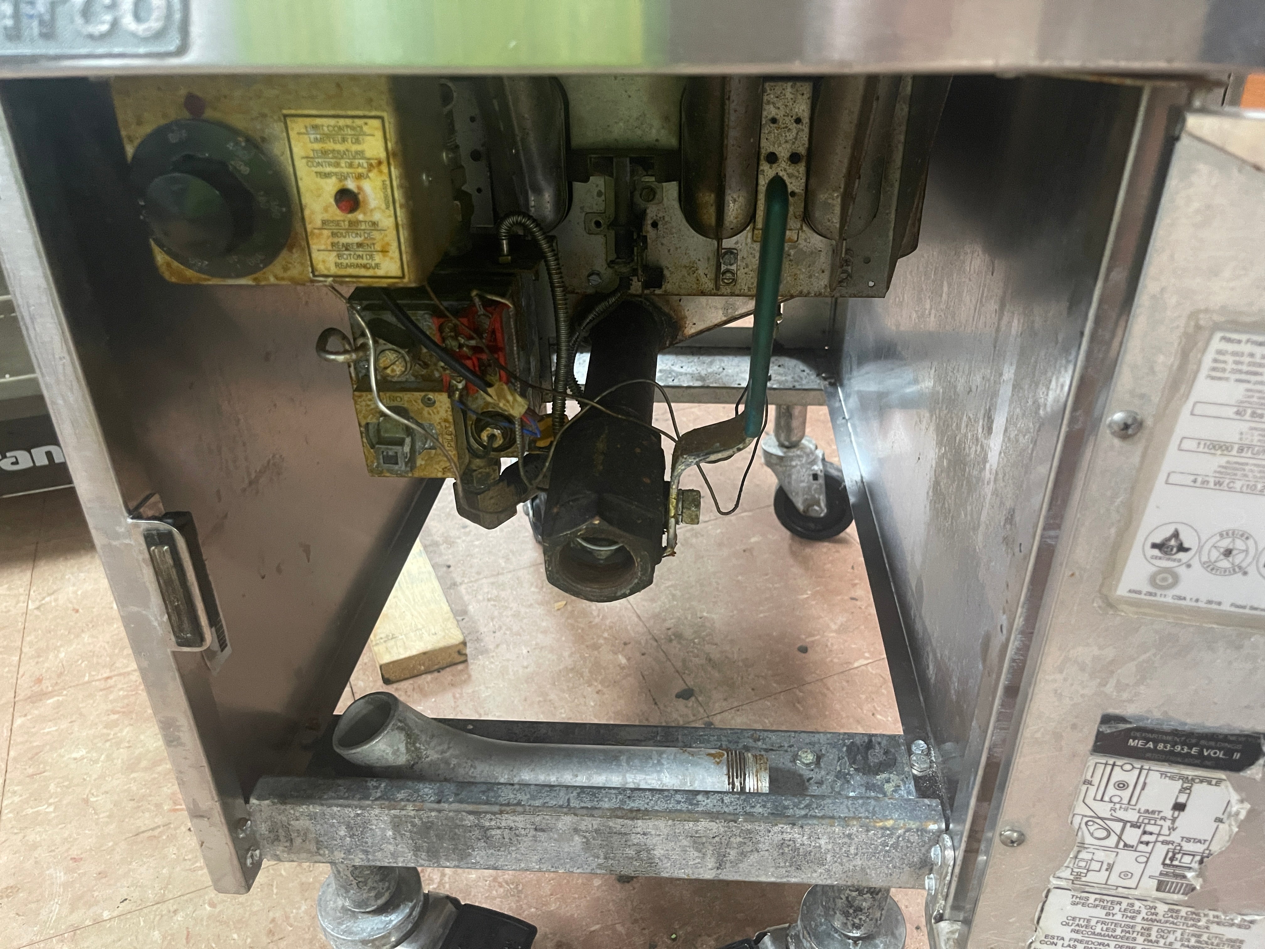 Used Pitco SG14 Natural Gas 40-50 lb. Stainless Steel Floor Fryer - 110,000 BTU