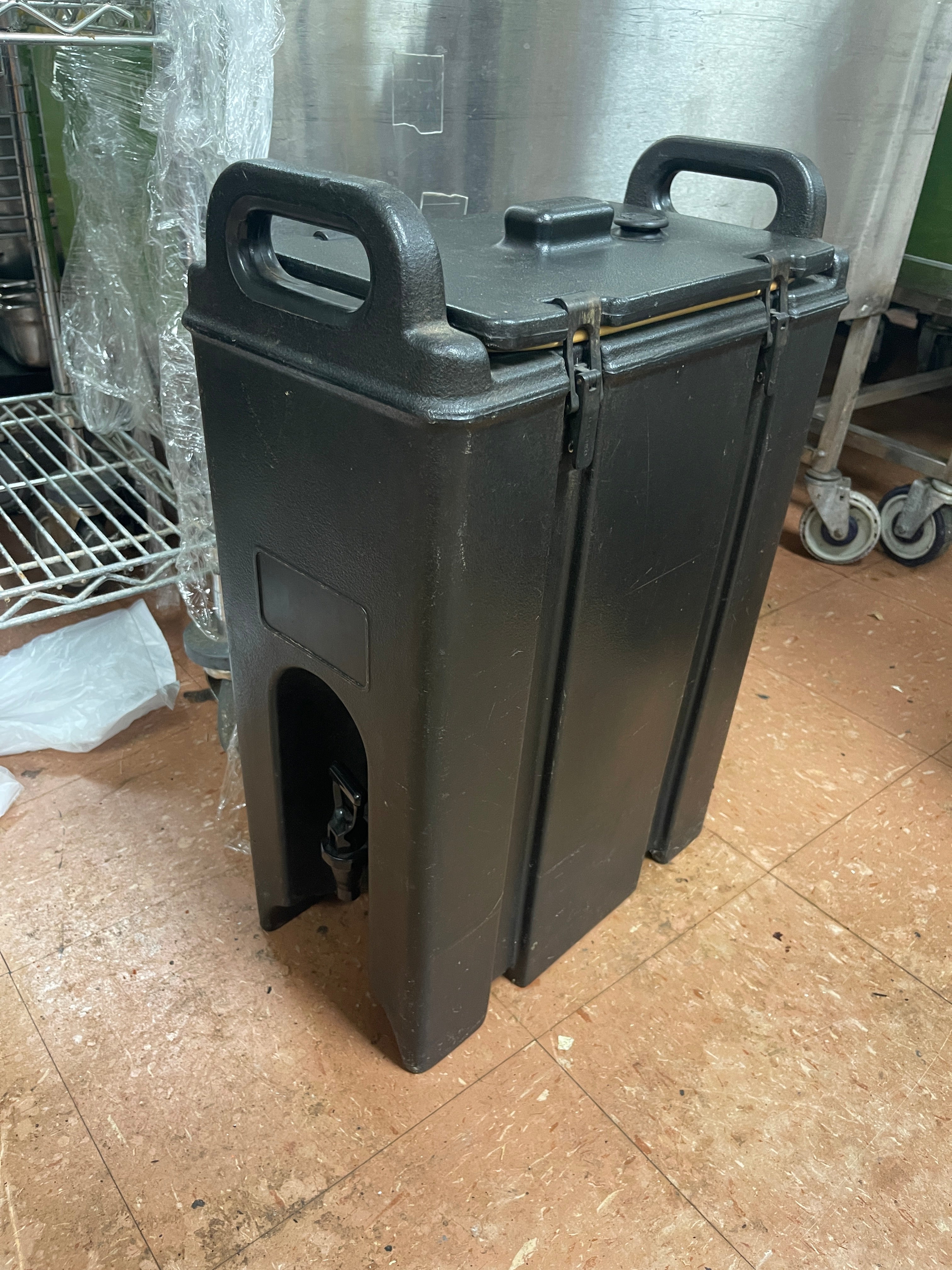 Used Cambro 500LCD 4.75 Gallon Insulated Beverage Dispenser