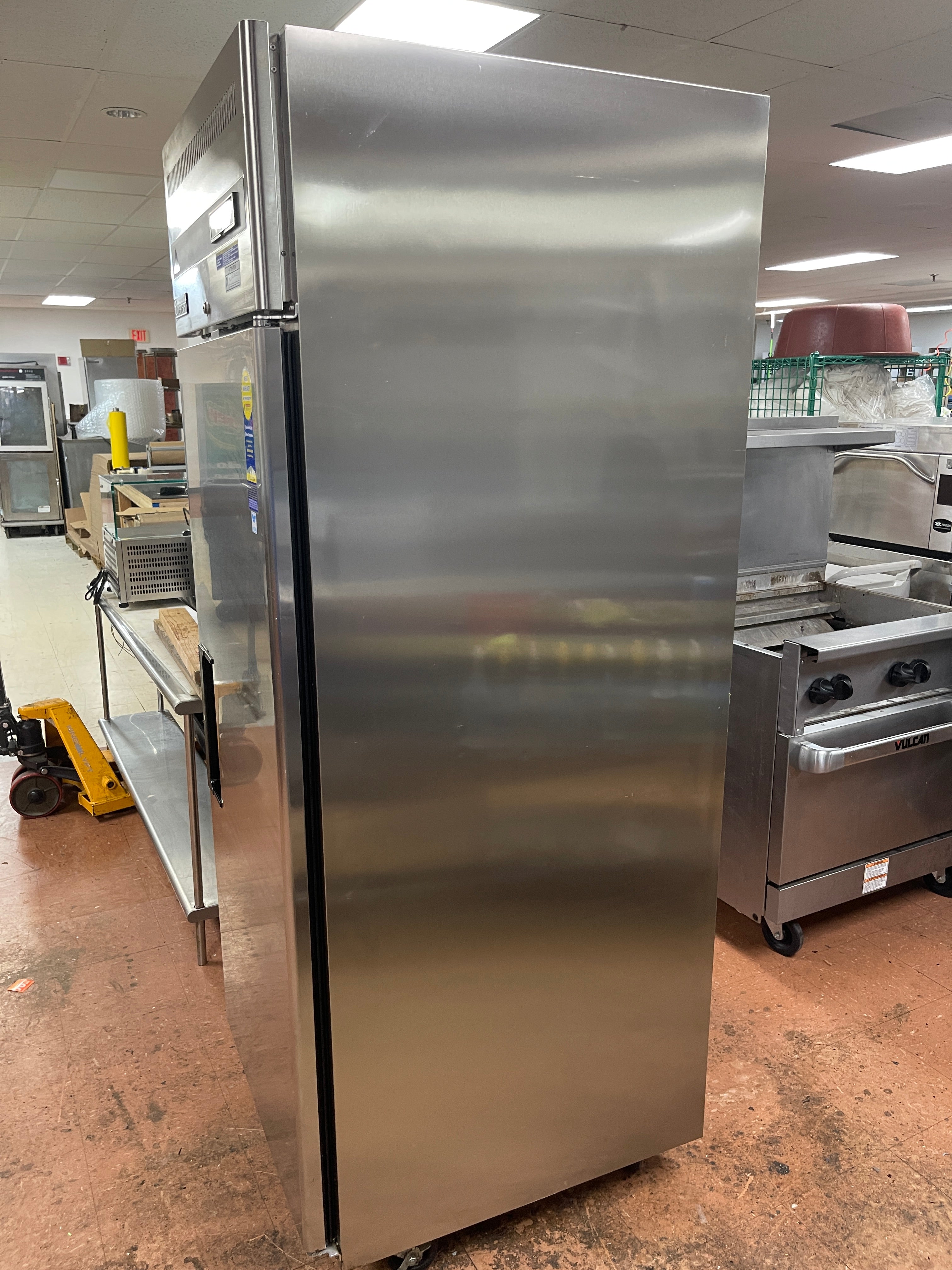 Used Everest ESR1 29.25" 1 Section Solid Door Reach-In Refrigerator As-Is 120V