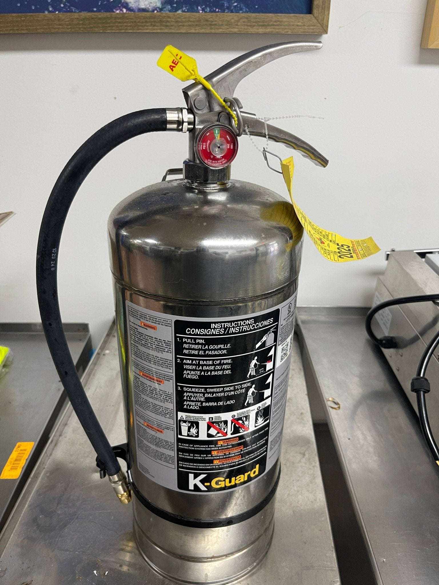 Ansul 434909 K01 - 3 K - Guard Fire Extinguisher, 1.6 gal Class K - Falcon Restaurant Supply - 1