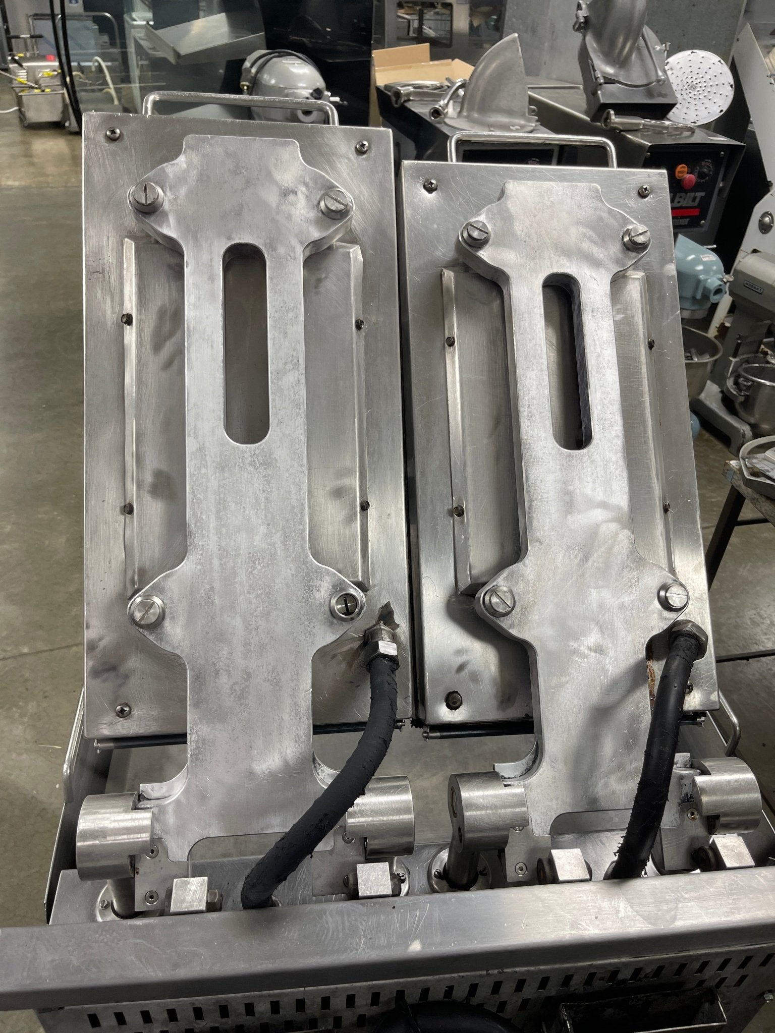 Used Garland XG24 Natural Gas Two Platen Clamshell Griddle 208V - Falcon Restaurant Supply - 4