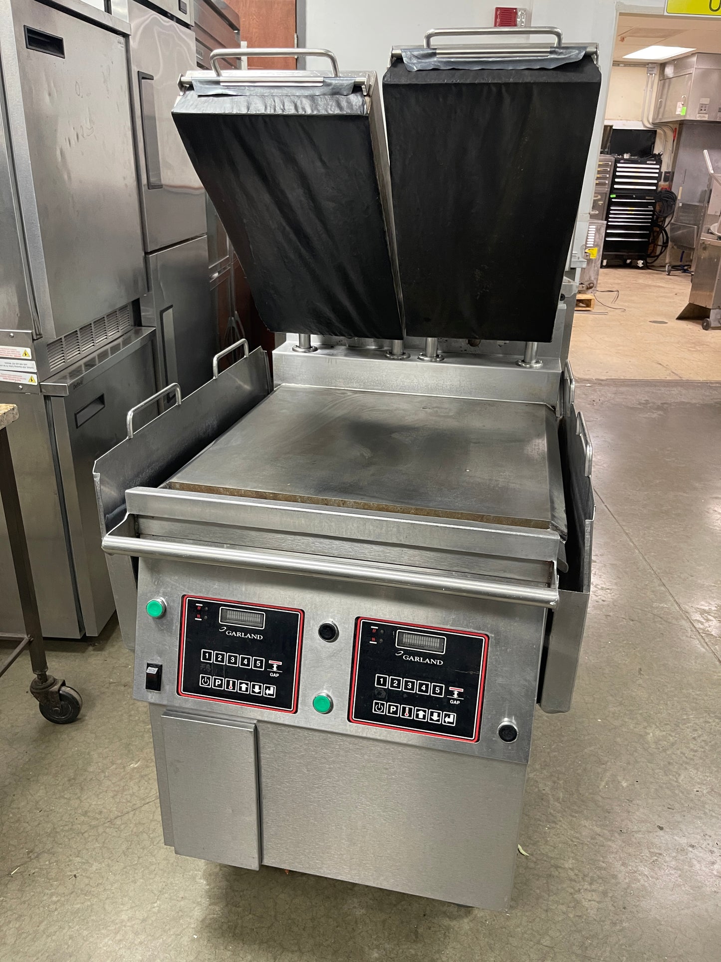 Used Garland XG24 Natural Gas Two Platen Clamshell Griddle 208V