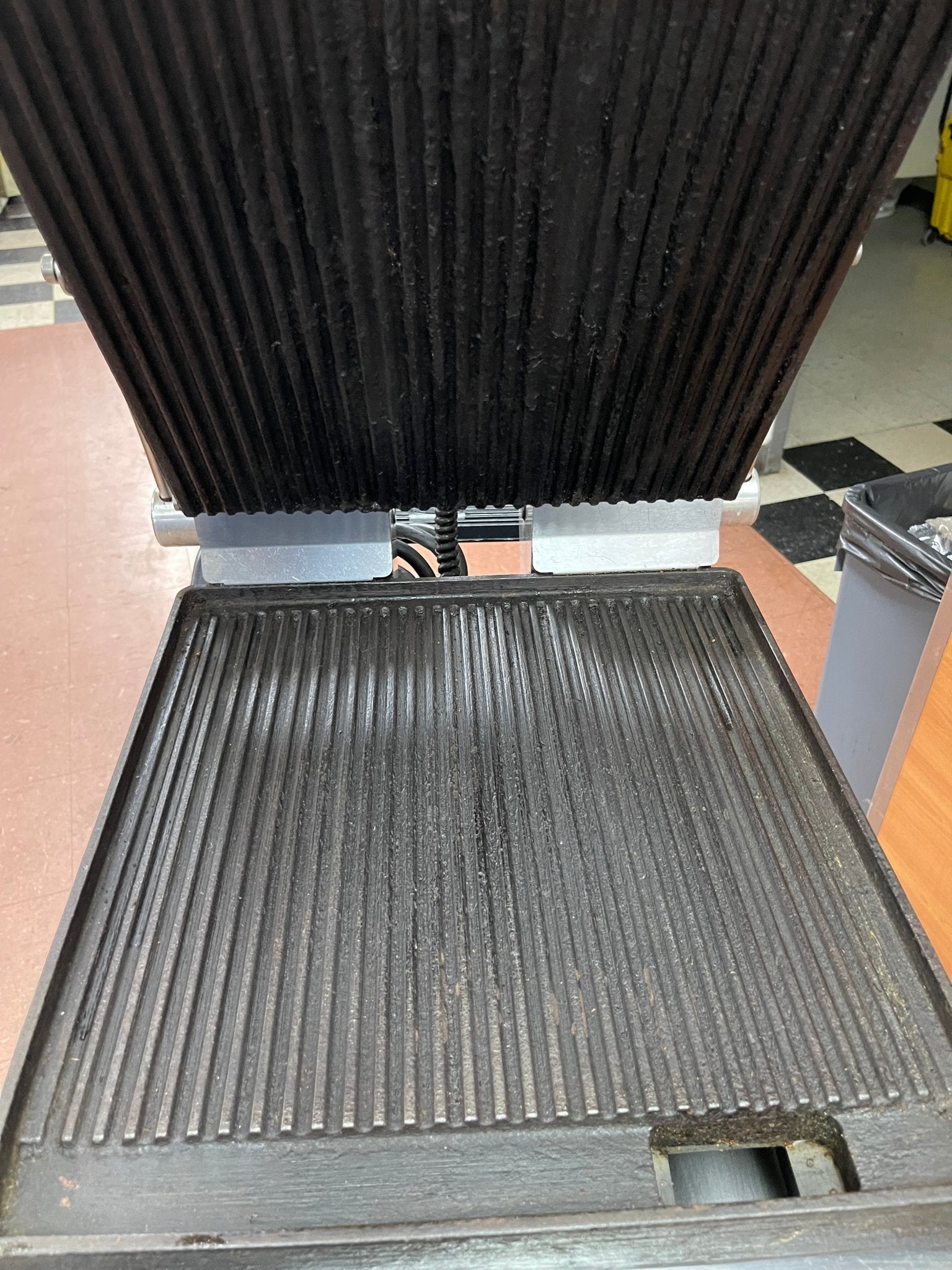Used Star FGT141 E Pro - Max 2.0® Sandwich Grill Grooved Panini Press 220V - Falcon Restaurant Supply - 4
