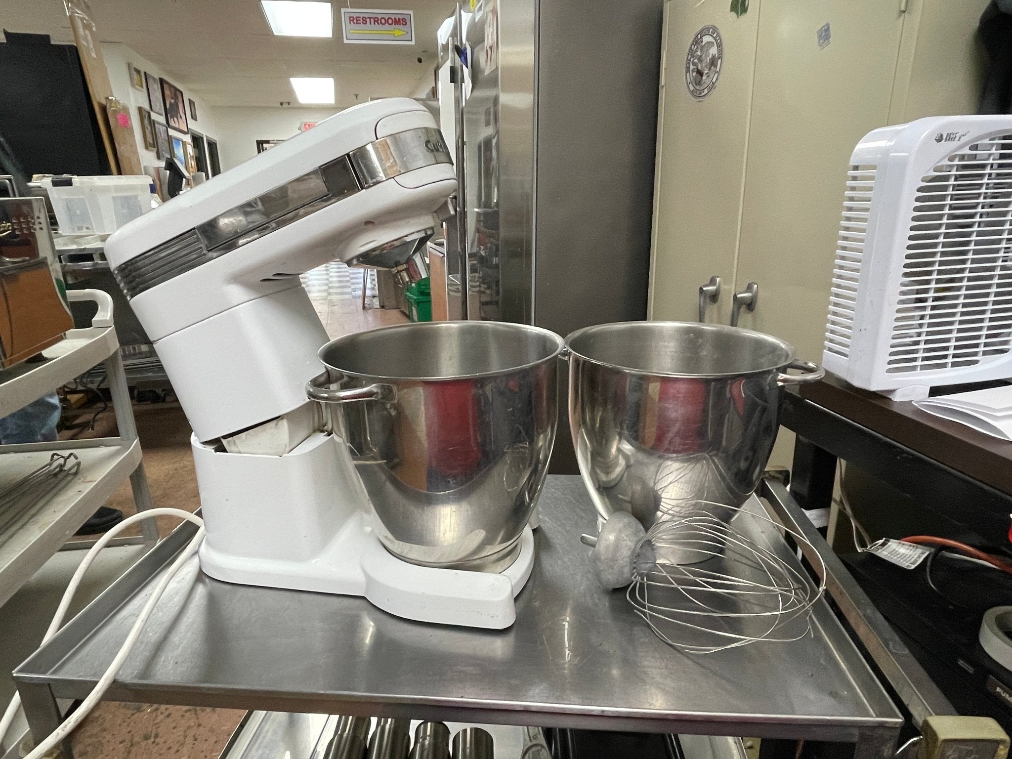 Cuisinart SM - 55 5.5 Quart Electric Stand Mixer, White Chrome 120V - JD - Falcon Restaurant Supply - 2