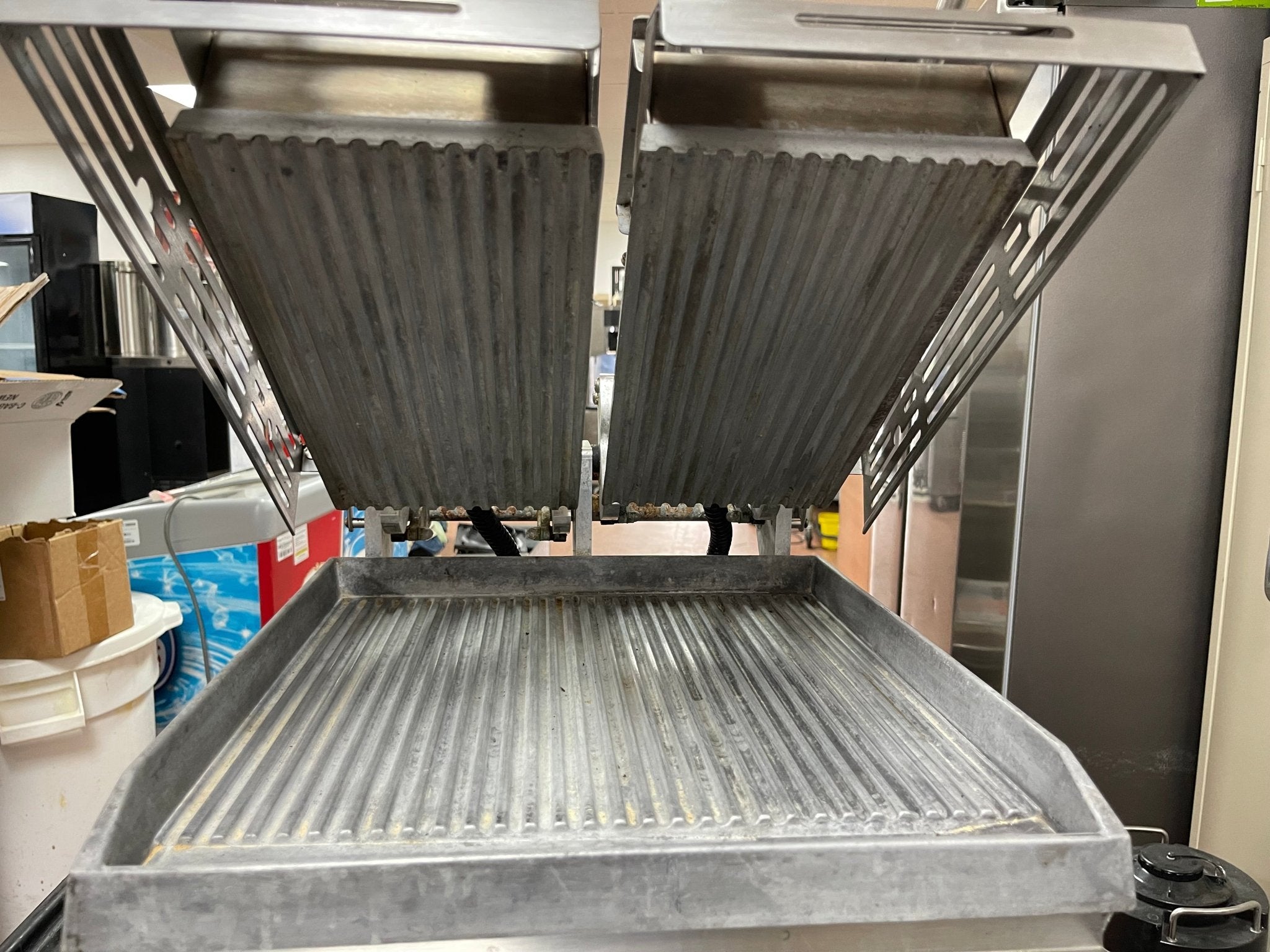 Used Star Pro - Max Split Lid 14" Two Sided Panini Press Grill 120V - Falcon Restaurant Supply - 4
