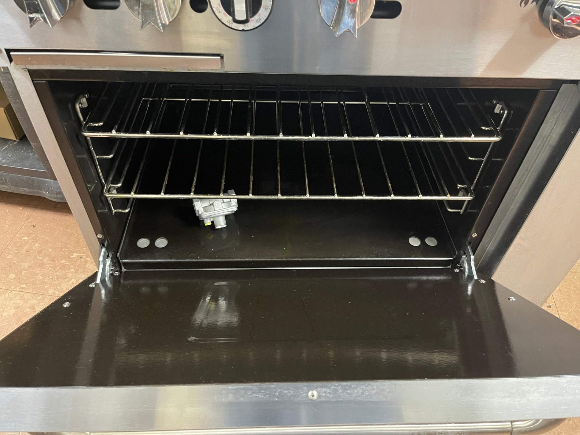 Used 36" Dukers DCR36 - 2B24GM Gas Range with 2 Burners & 24″ Flat Top Griddle - Falcon Restaurant Supply - 2