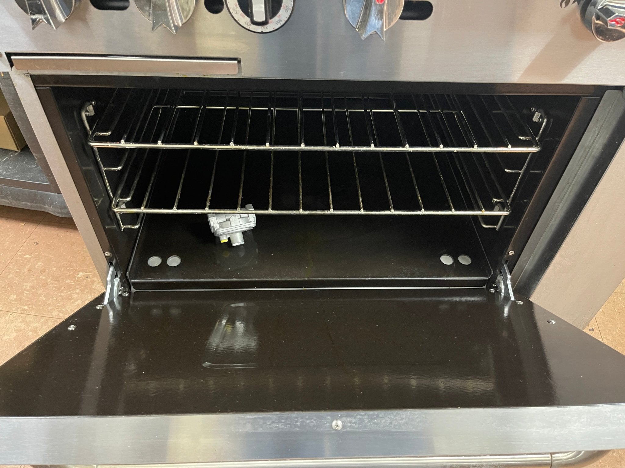 Used 36" Dukers DCR36 - 2B24GM Gas Range with 2 Burners & 24″ Flat Top Griddle - Falcon Restaurant Supply - 2