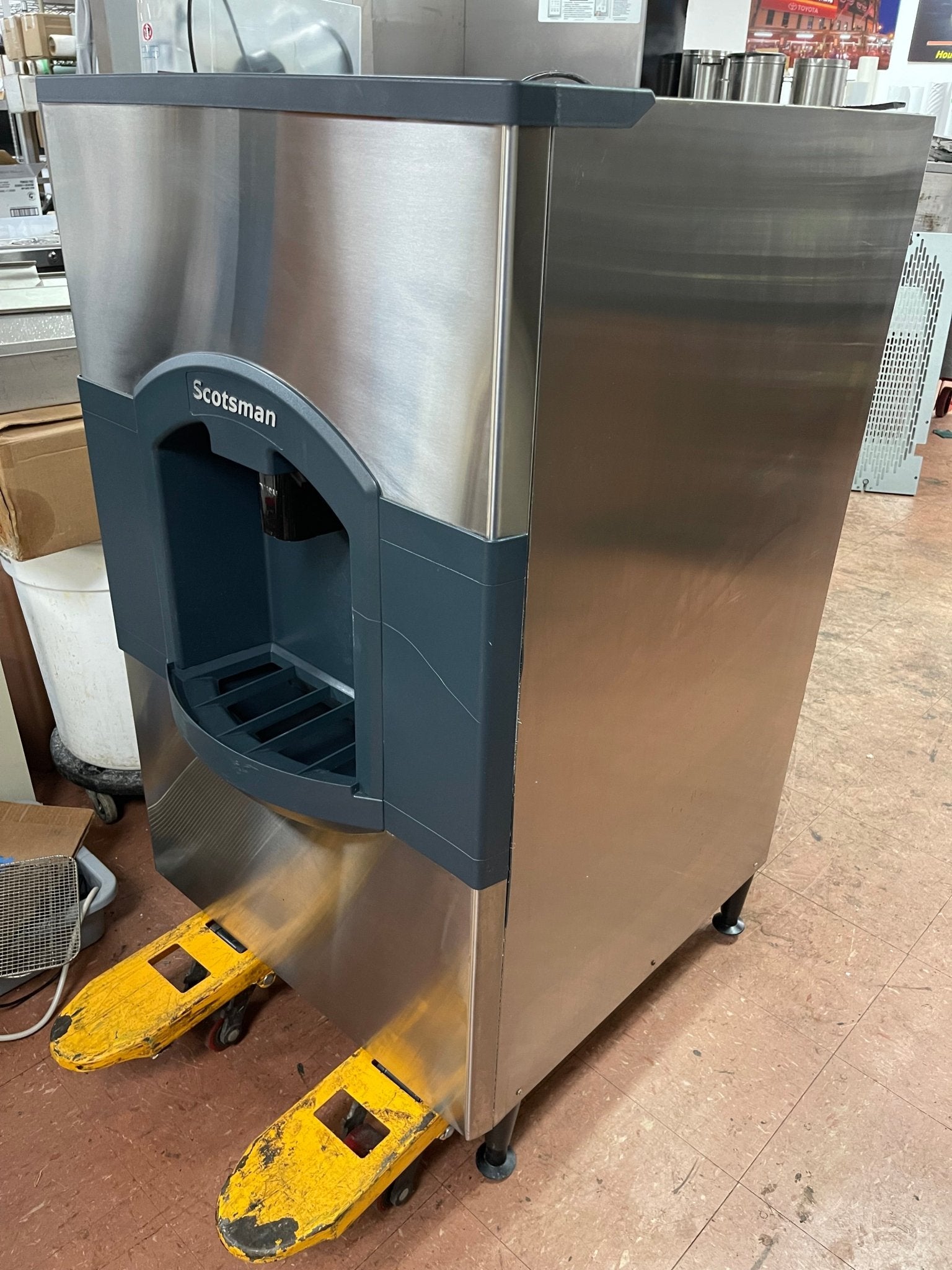 Used Scotsman HD30B - 1H Floor Model Cube Ice Dispenser Bin 180lb Storage 120V - Falcon Restaurant Supply - 9