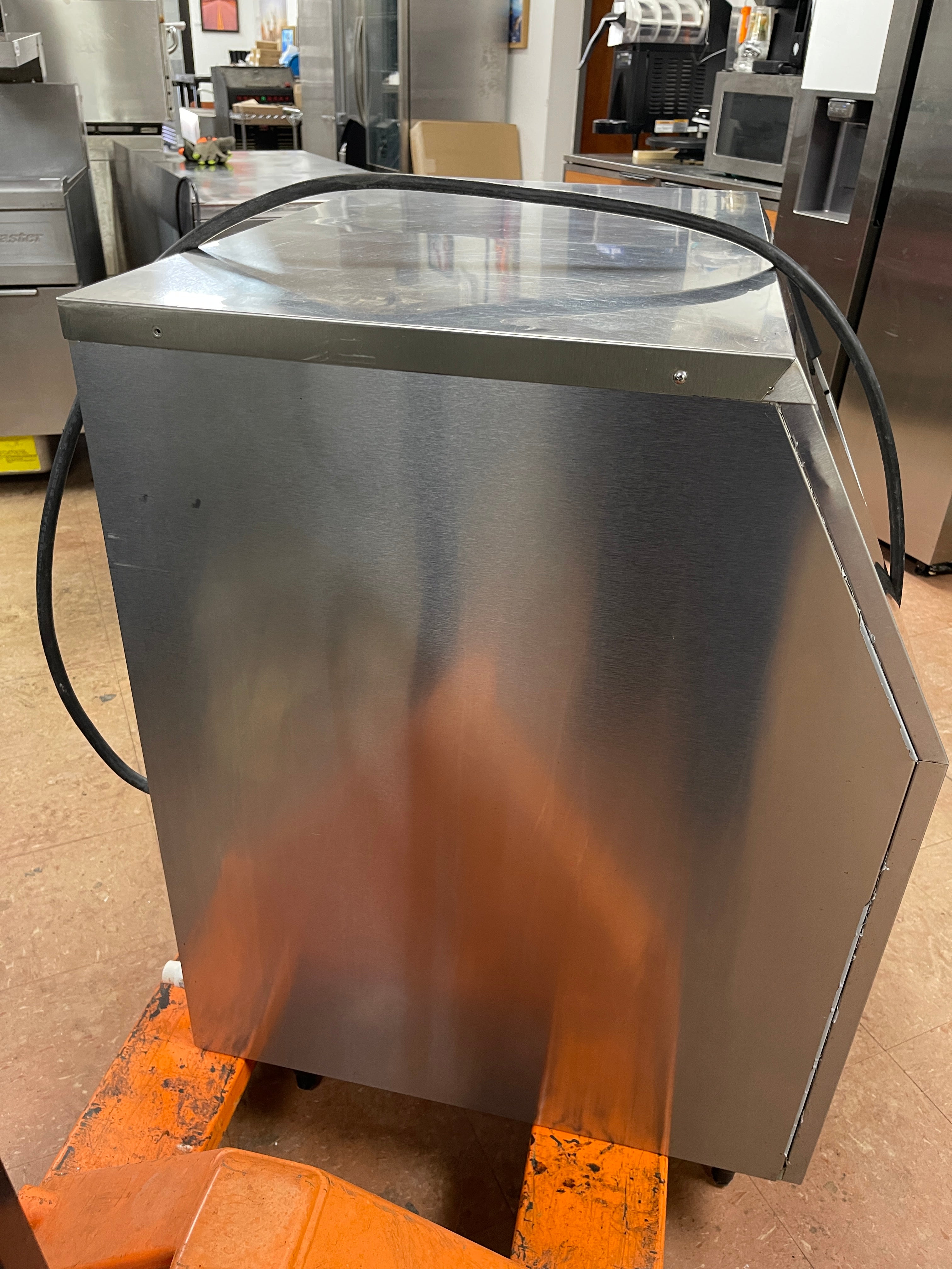 Used Hoshizaki F-500BAJ Self Contained 536lb Flaker Ice Machine Air Cooled 120V