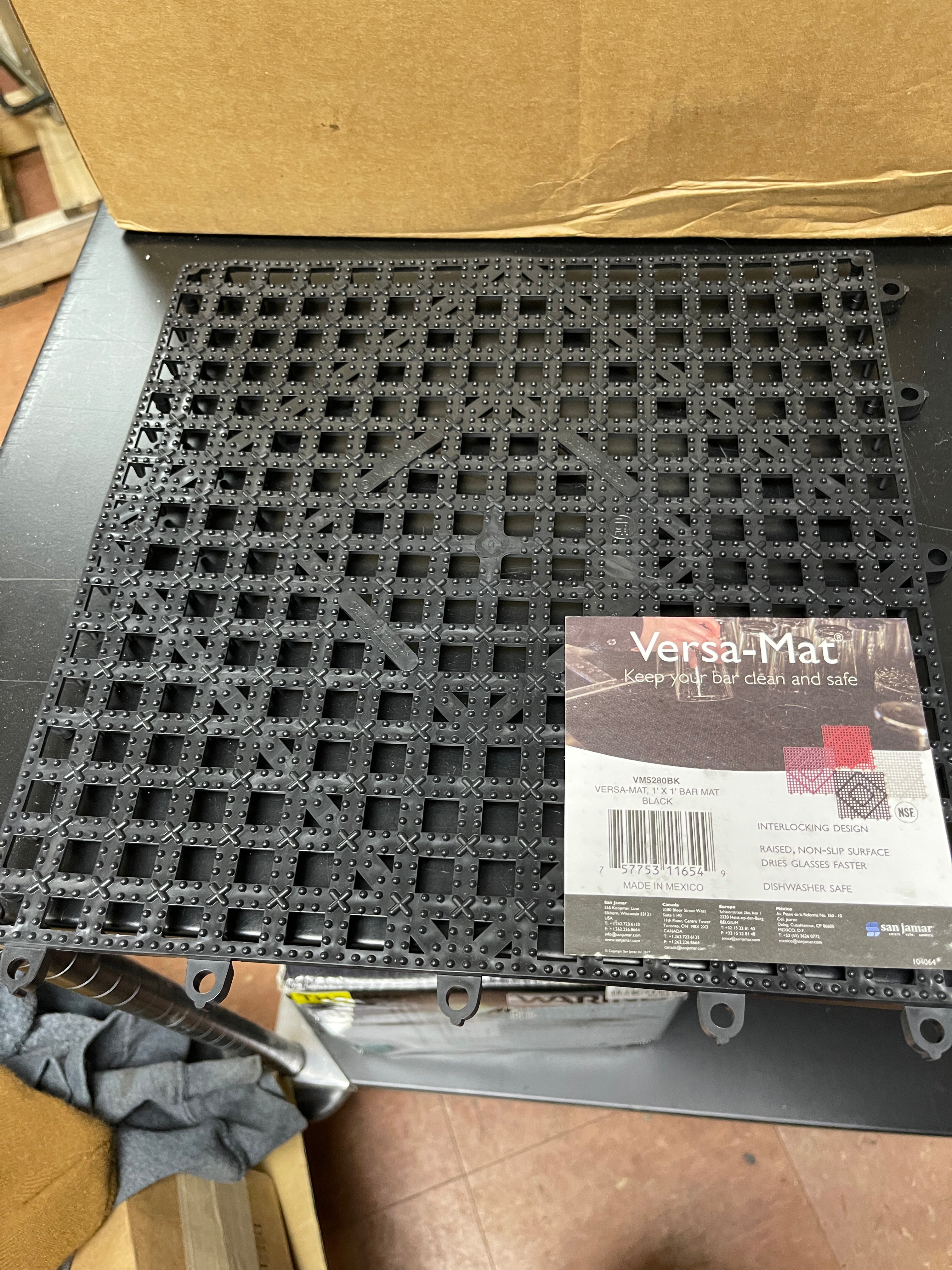 1 New San Jamar VM5280BK Versa-Mat 12" x 12" Black Interlocking Bar Matting - TH2