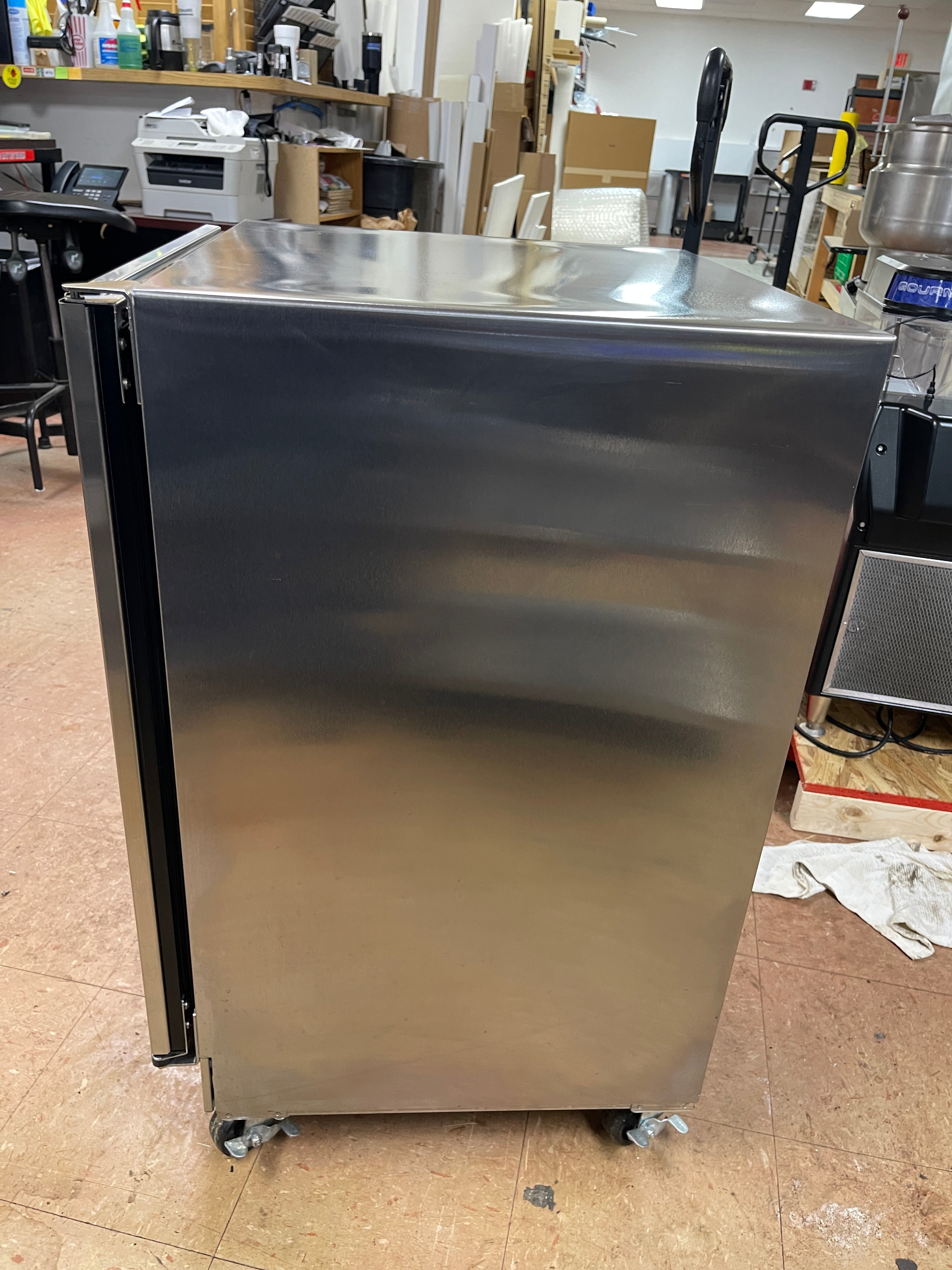 Used 24" Perlick HC24RB41 Undercounter 5.2 cu. ft. Refrigerator with Casters - TH2