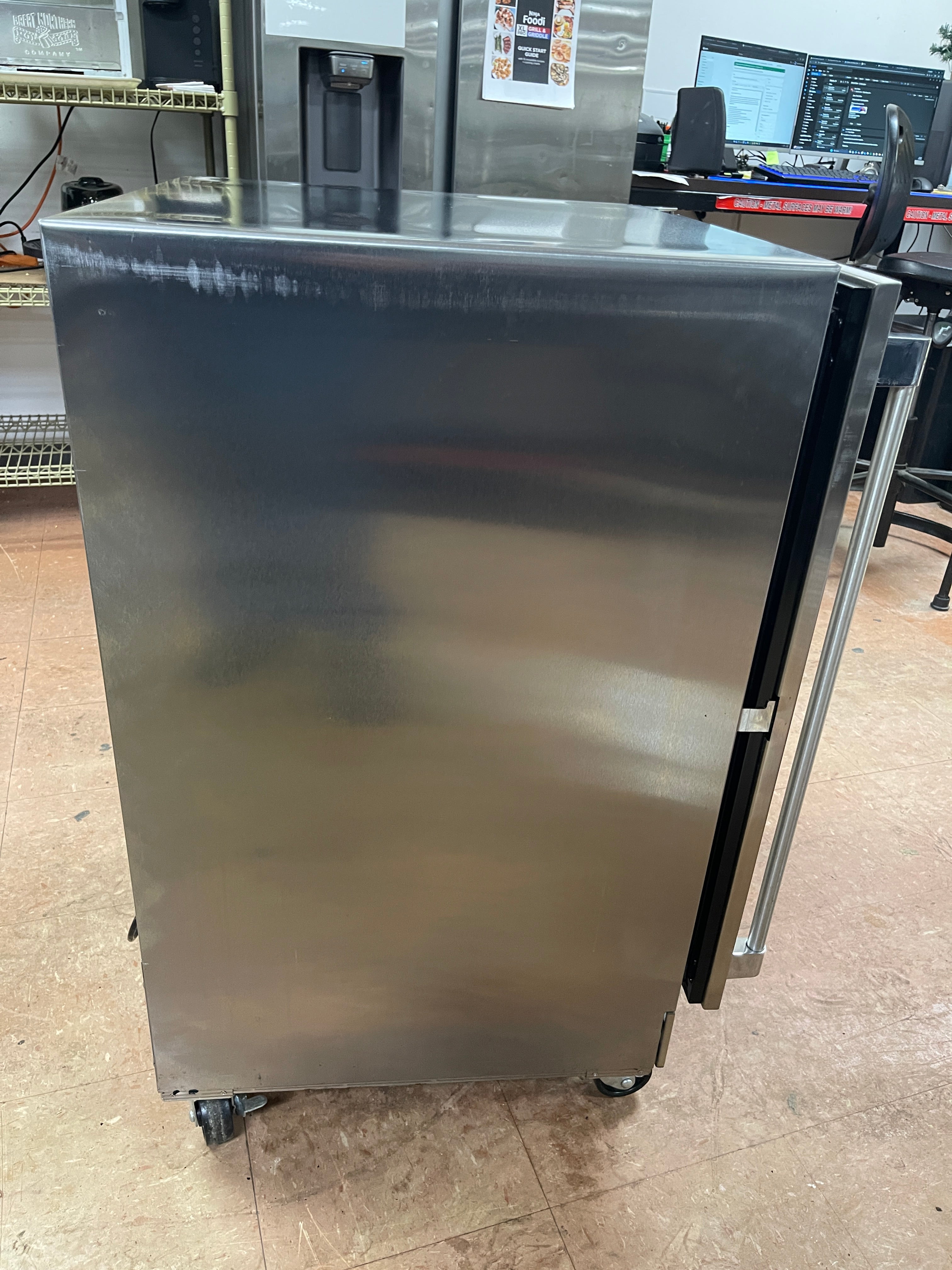 Used 24" Perlick HC24RB41 Undercounter 5.2 cu. ft. Refrigerator with Casters - TH2