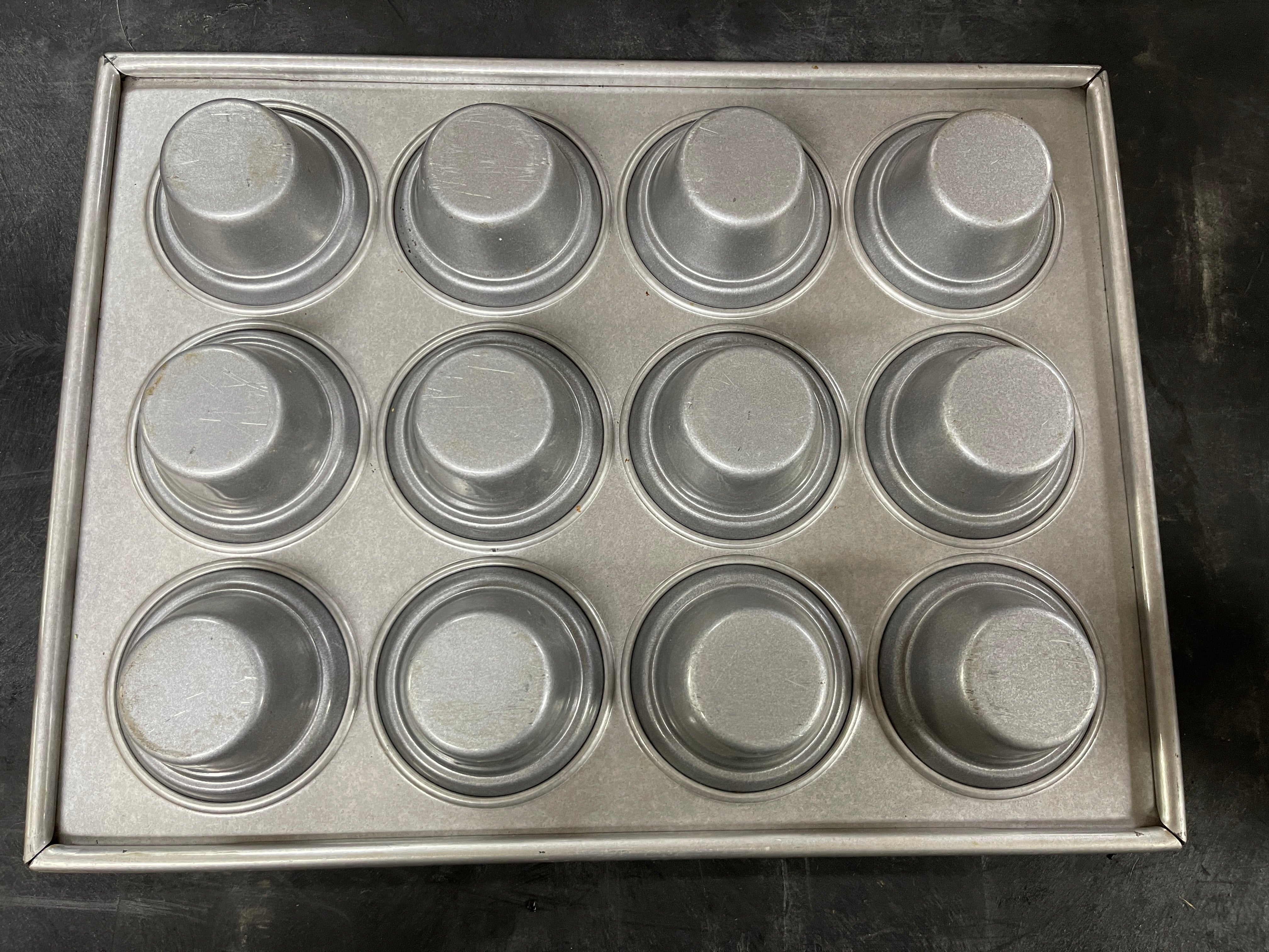 Used Chicago Metallic 43025 Large Crown Muffin Pan, Makes (12) 3 3/5" Muffins - SU