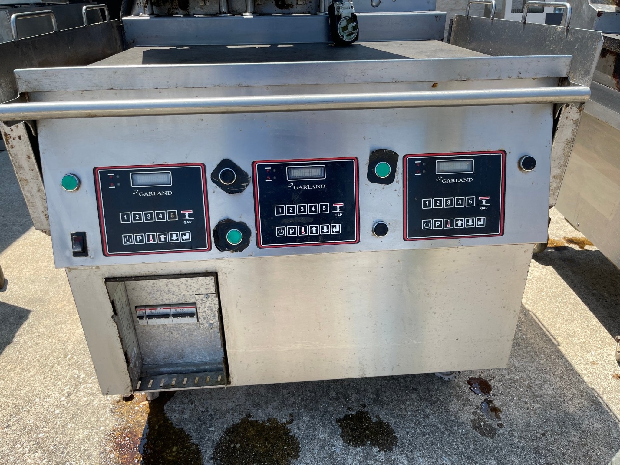 Used Untested Garland XG36 - 2 Clamshell 2 platens 36" 220V 3 Phase NG AS IS - Falcon Restaurant Supply - 3