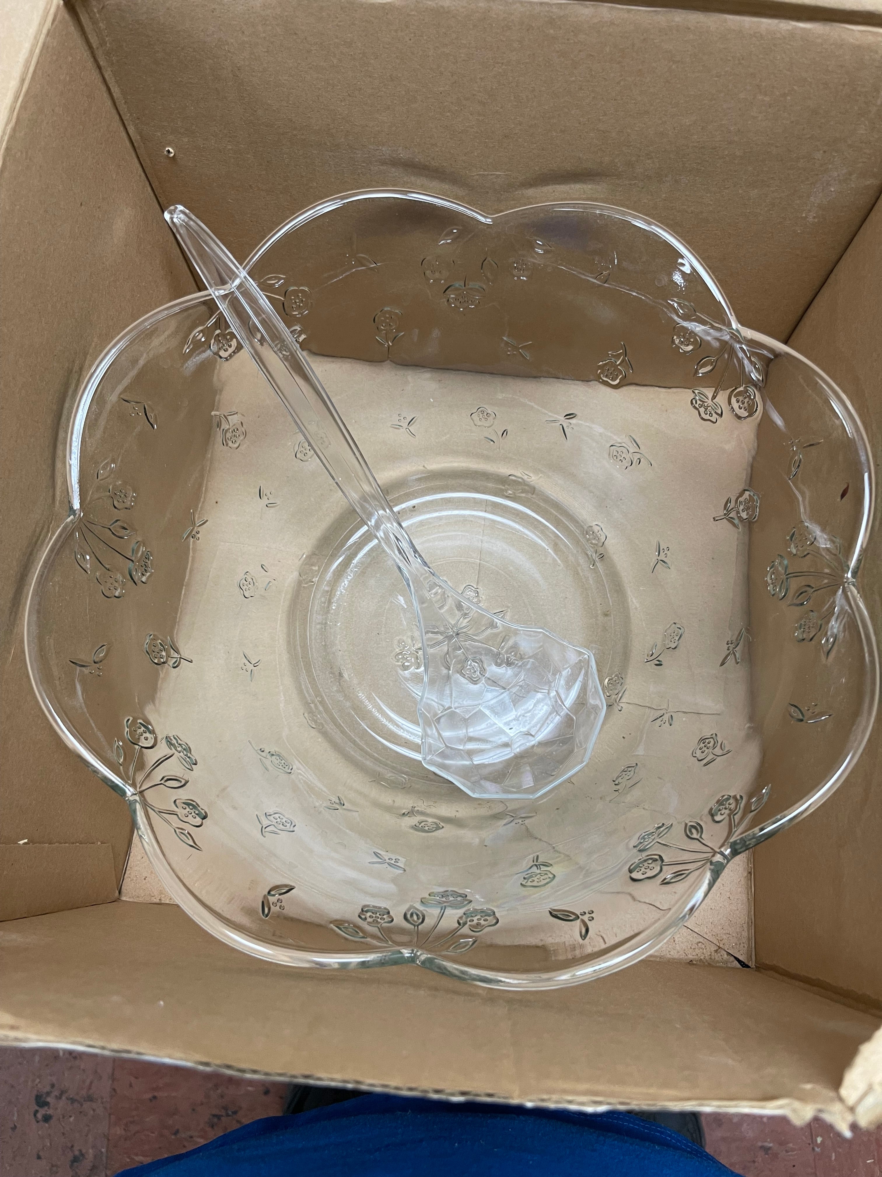 Used Anchor Savannah 7 Quart Glass Punch Bowl Set for 8
