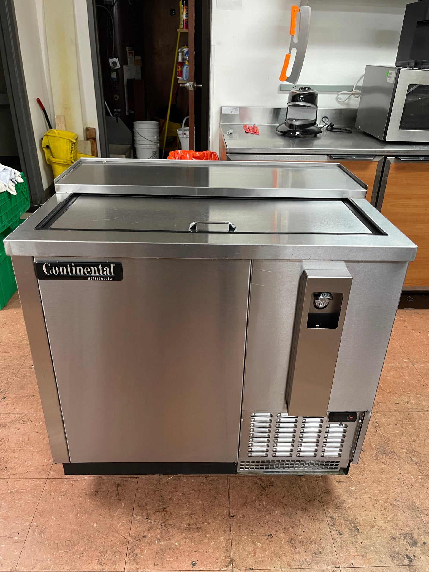 Used 2021 Continental Refrigerator CBC37-SS 37" Stainless Steel Bottle Cooler