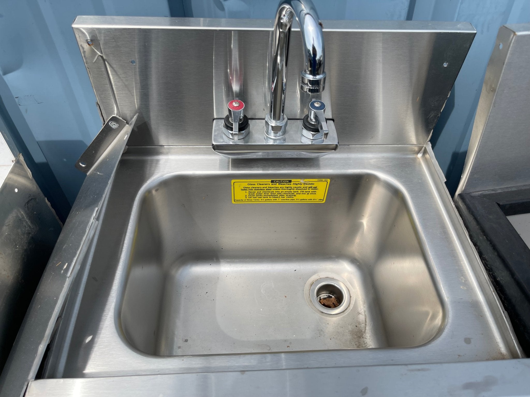 Used 18" Stainless Steel Blender Station with Sink - SS103