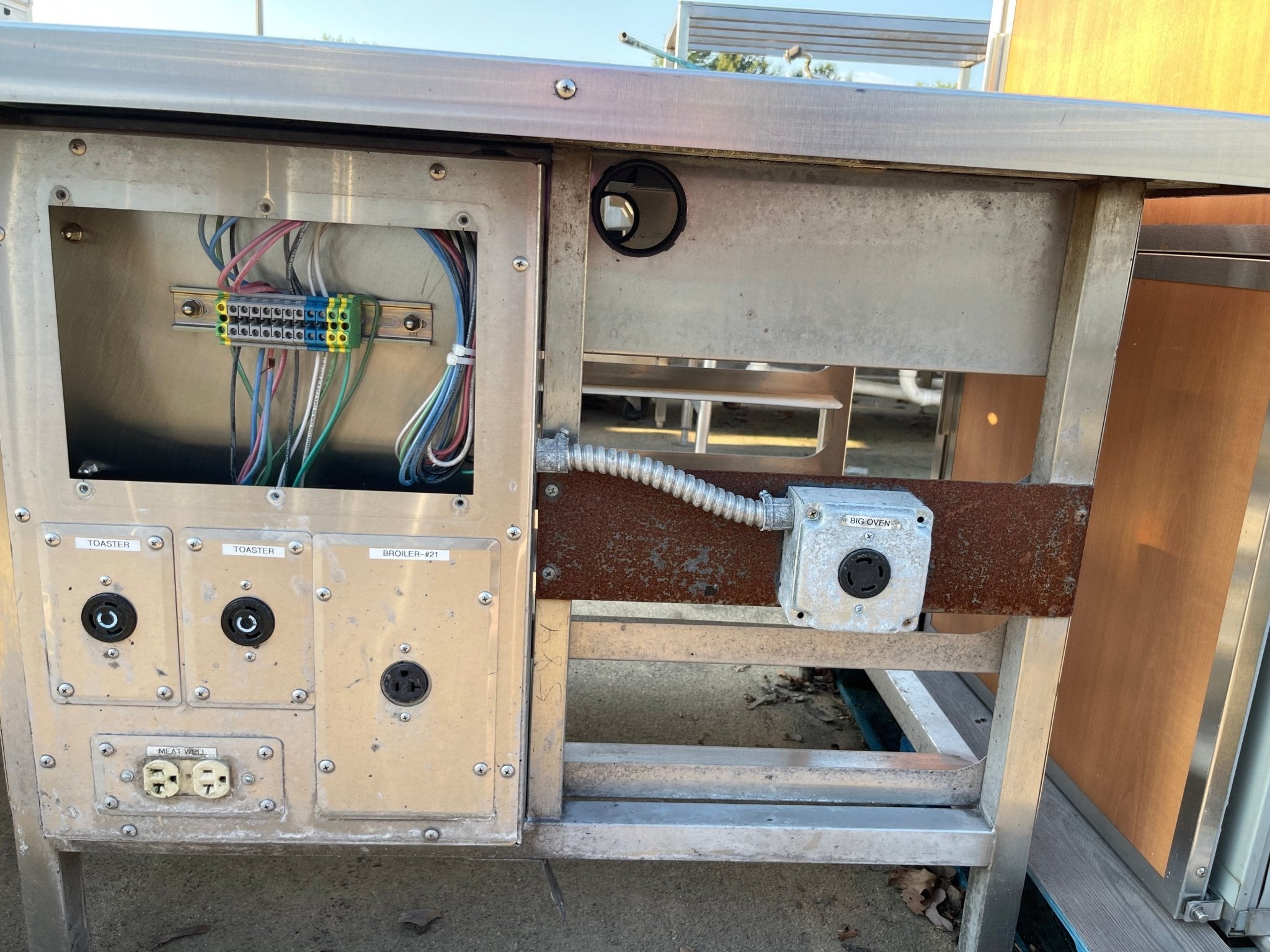 Used 41" Stainless Steel Equipment Cart with Electrical Outlets and Rack - SS170 - Falcon Restaurant Supply - 2