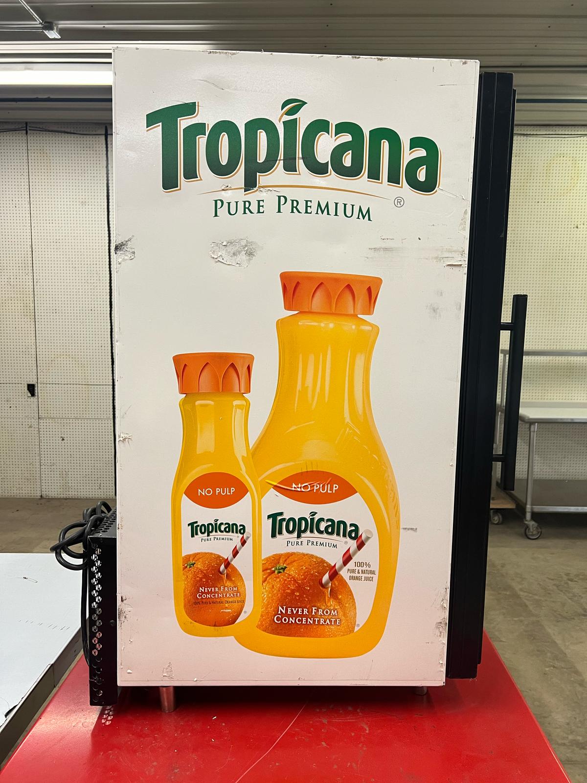 Used 2012 True GDM-07 24 " White Refrigerated Glass Door Countertop Merchandiser