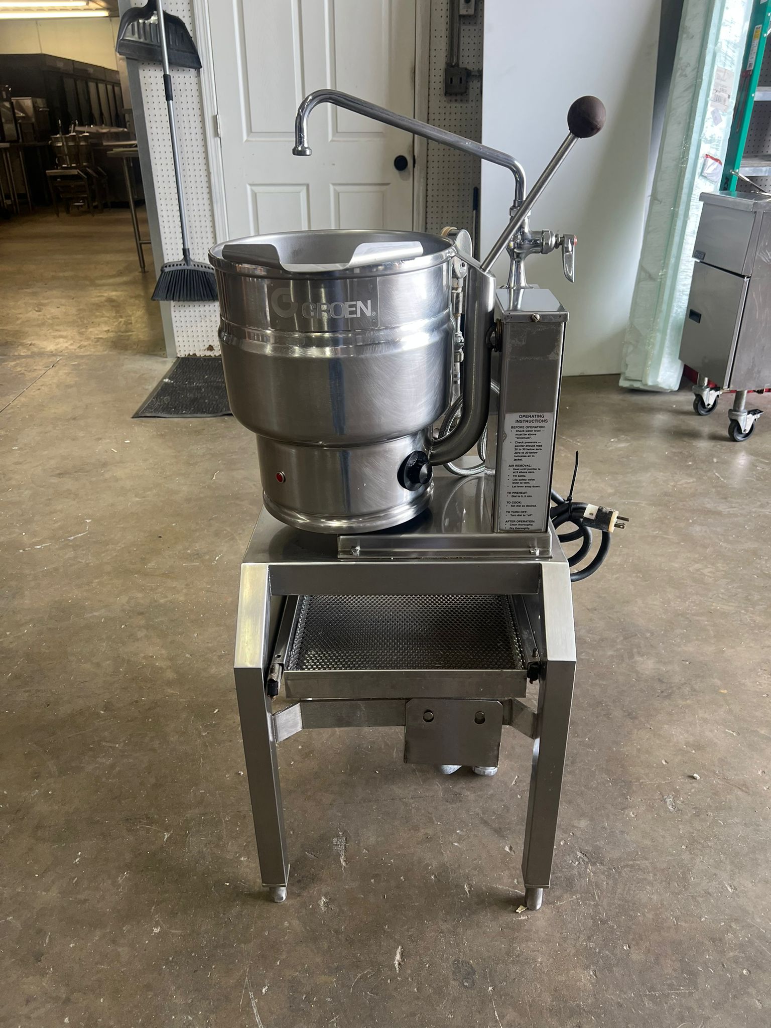 Used Groen TDB/6 - 10 Electric Steam Jacketed 10 Quart Kettle w/ Stand 208V - 2 - Falcon Restaurant Supply - 1