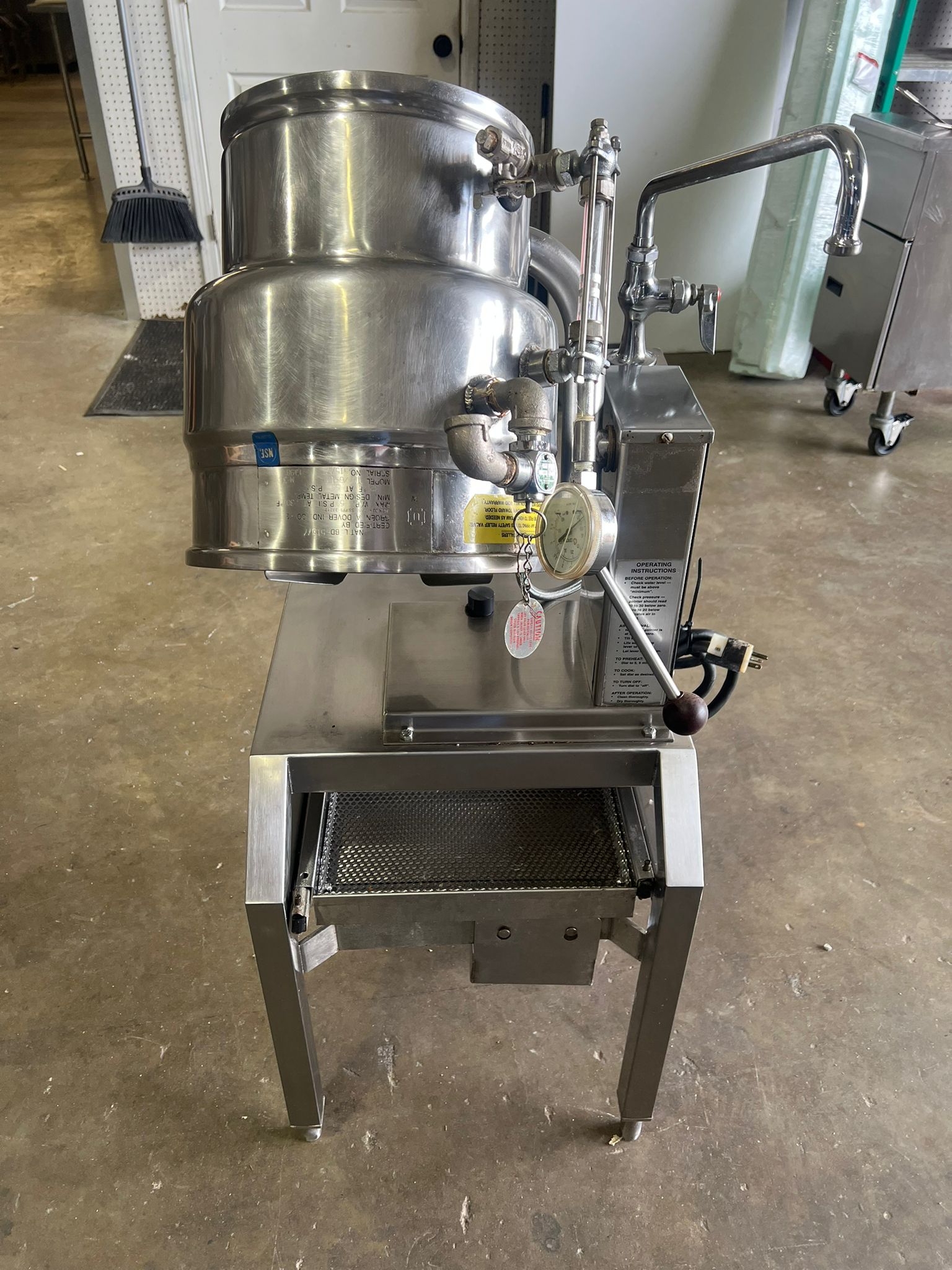 Used Groen TDB/6 - 10 Electric Steam Jacketed 10 Quart Kettle w/ Stand 208V - 2 - Falcon Restaurant Supply - 5
