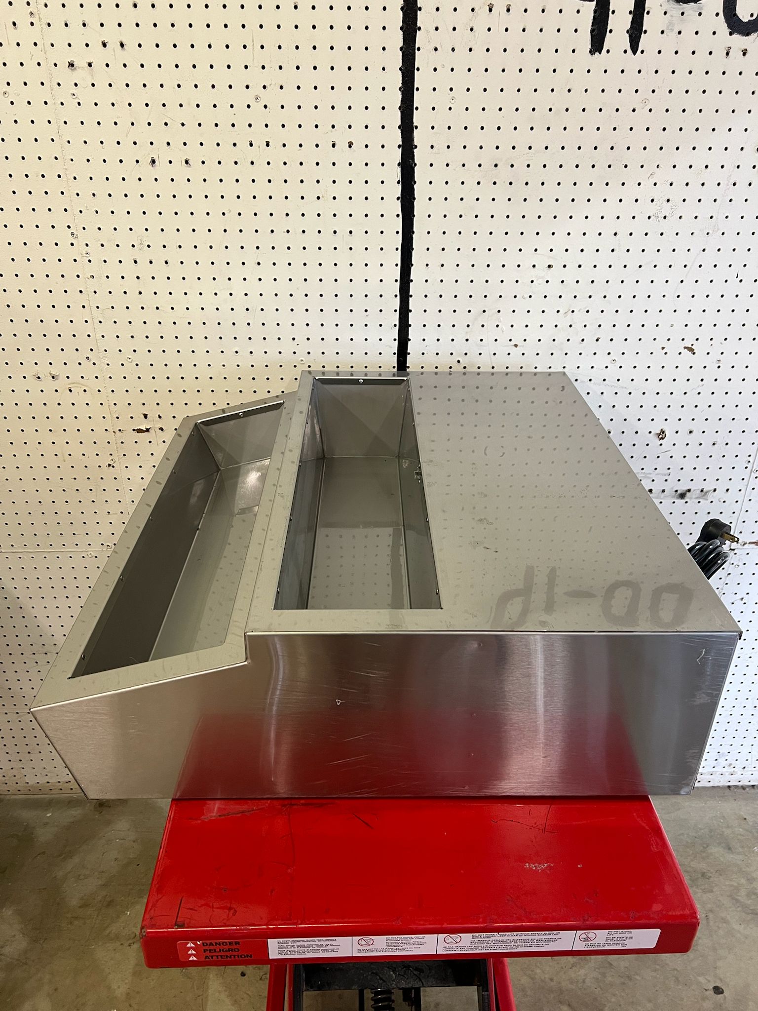 Used 27" APW Wyott RTR-8 Countertop Refrigerated Prep Rail 8 Pan Capacity 120V