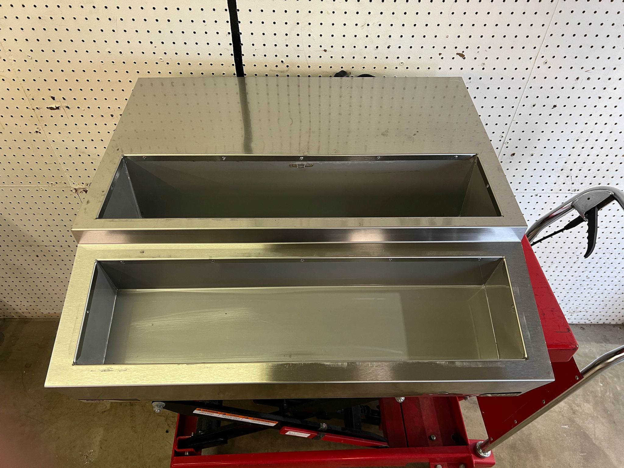 Used 27" APW Wyott RTR-8 Countertop Refrigerated Prep Rail 8 Pan Capacity 120V