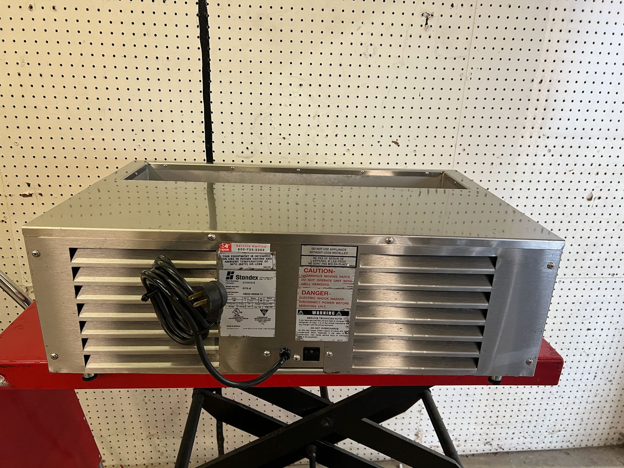 Used 27" APW Wyott RTR-8 Countertop Refrigerated Prep Rail 8 Pan Capacity 120V