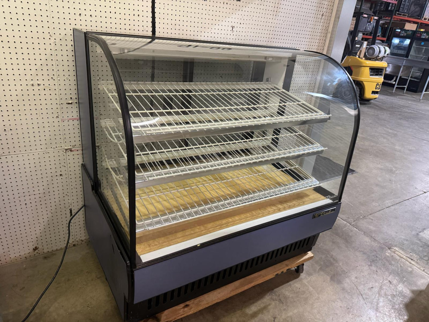Used 50" True TCGD-50 Curved Glass 23.8 Cu Ft Dry Bakery Display Case