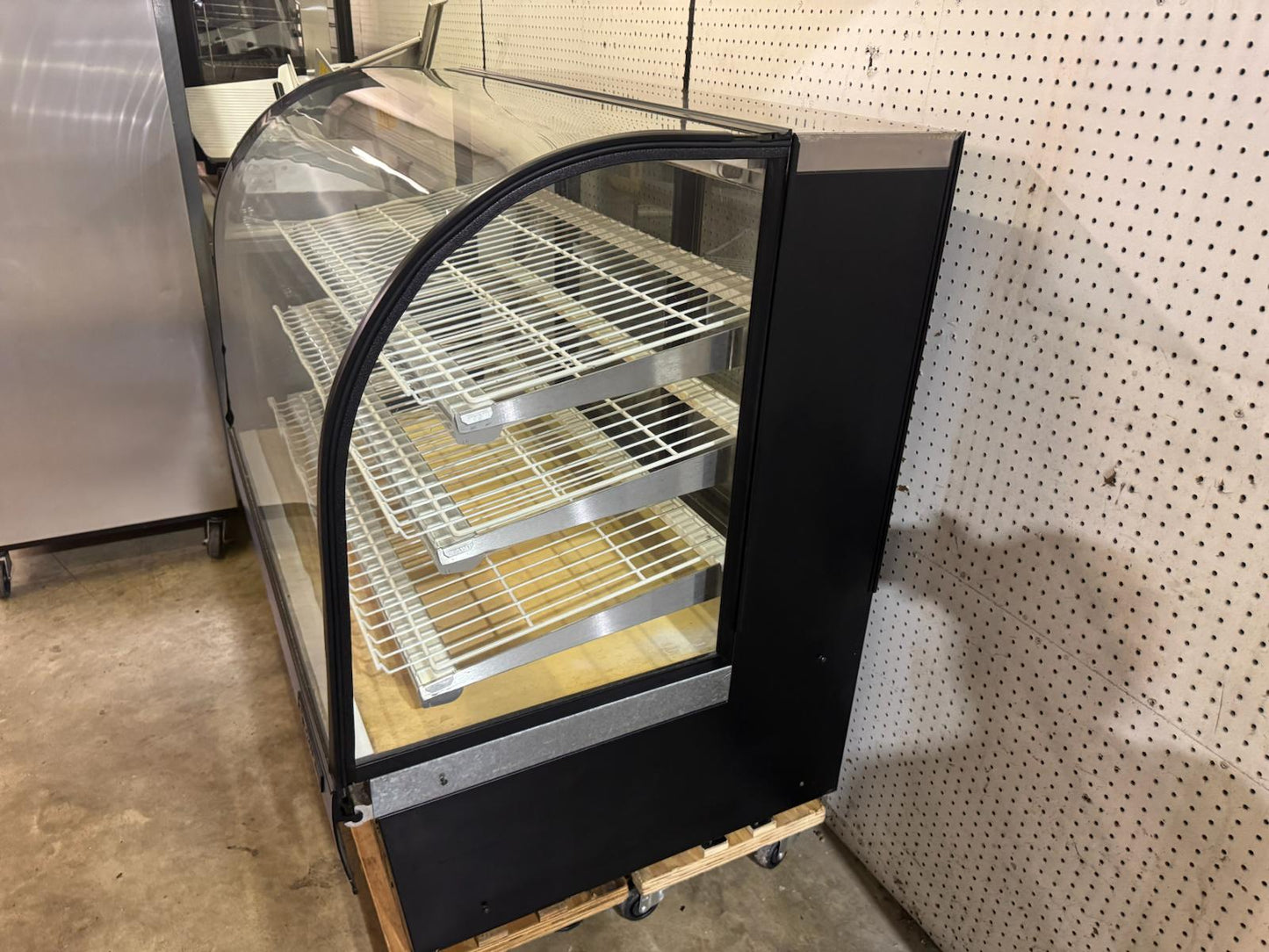 Used 50" True TCGD-50 Curved Glass 23.8 Cu Ft Dry Bakery Display Case
