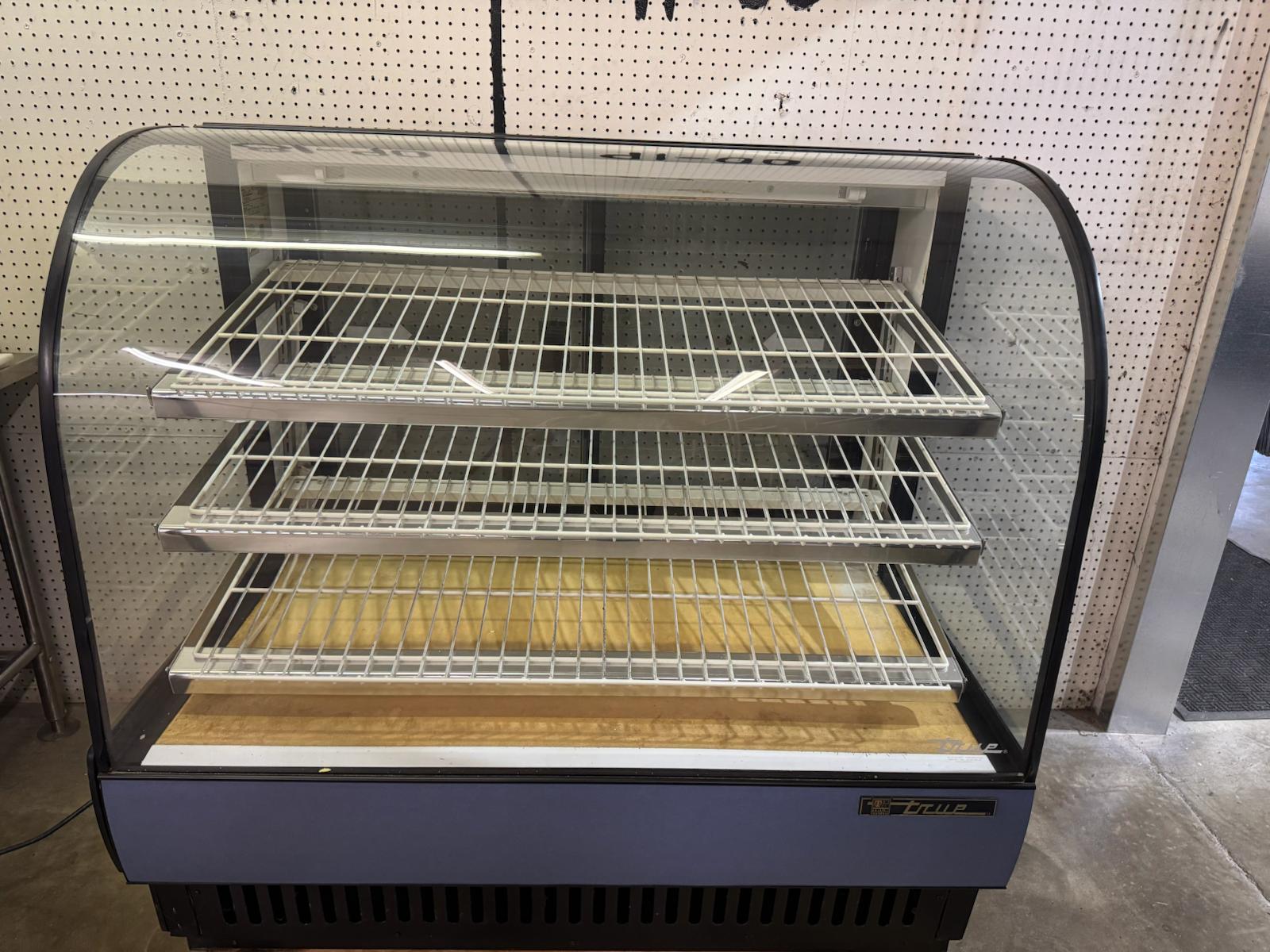 Used 50" True TCGD-50 Curved Glass 23.8 Cu Ft Dry Bakery Display Case
