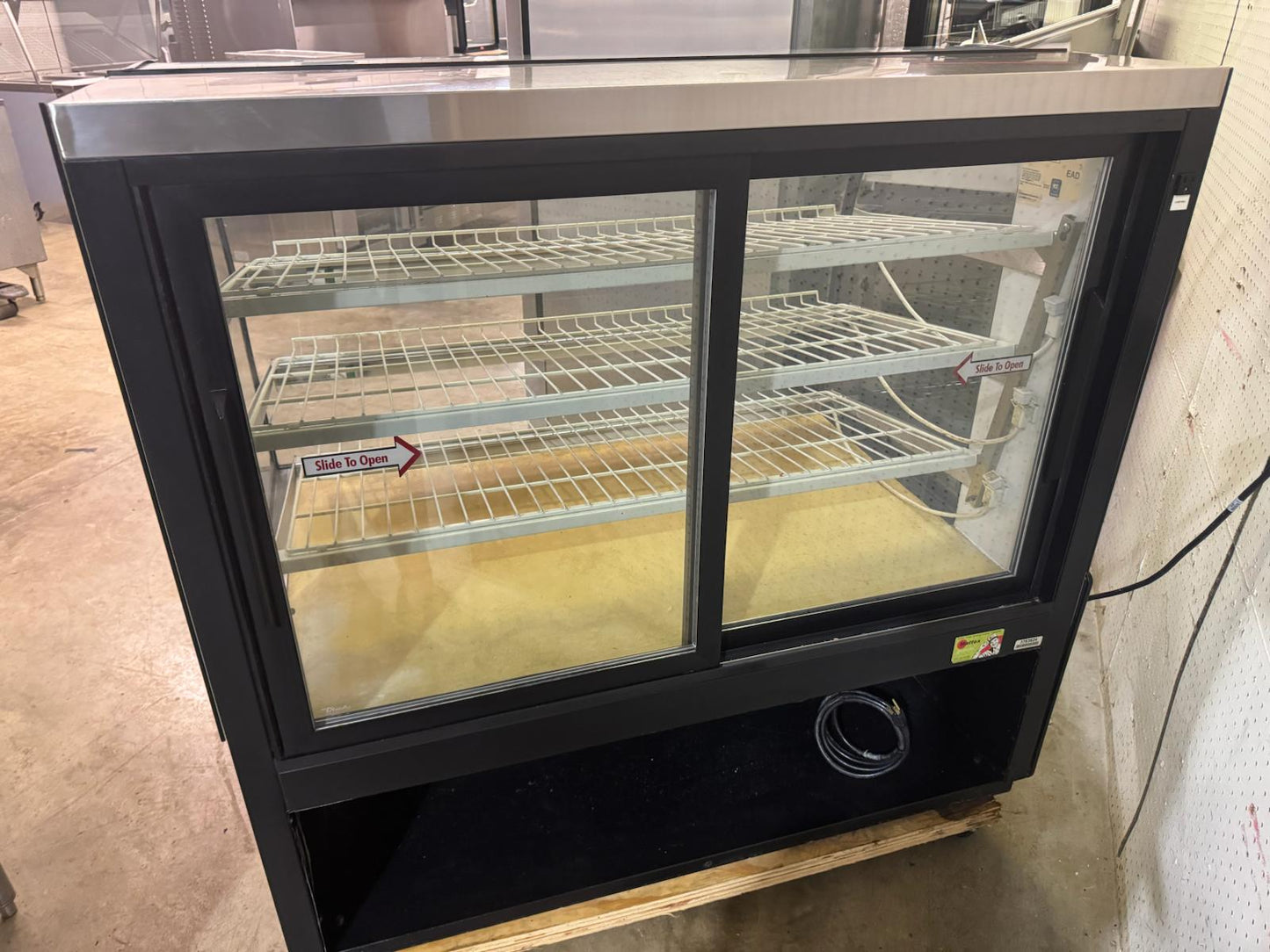 Used 50" True TCGD-50 Curved Glass 23.8 Cu Ft Dry Bakery Display Case