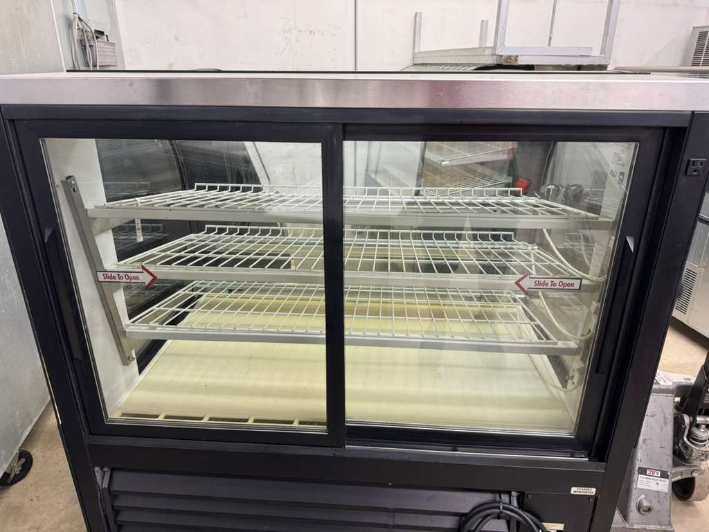 Used 50" True TCGR-50 Refrigerated Curved Glass Display Case 120V