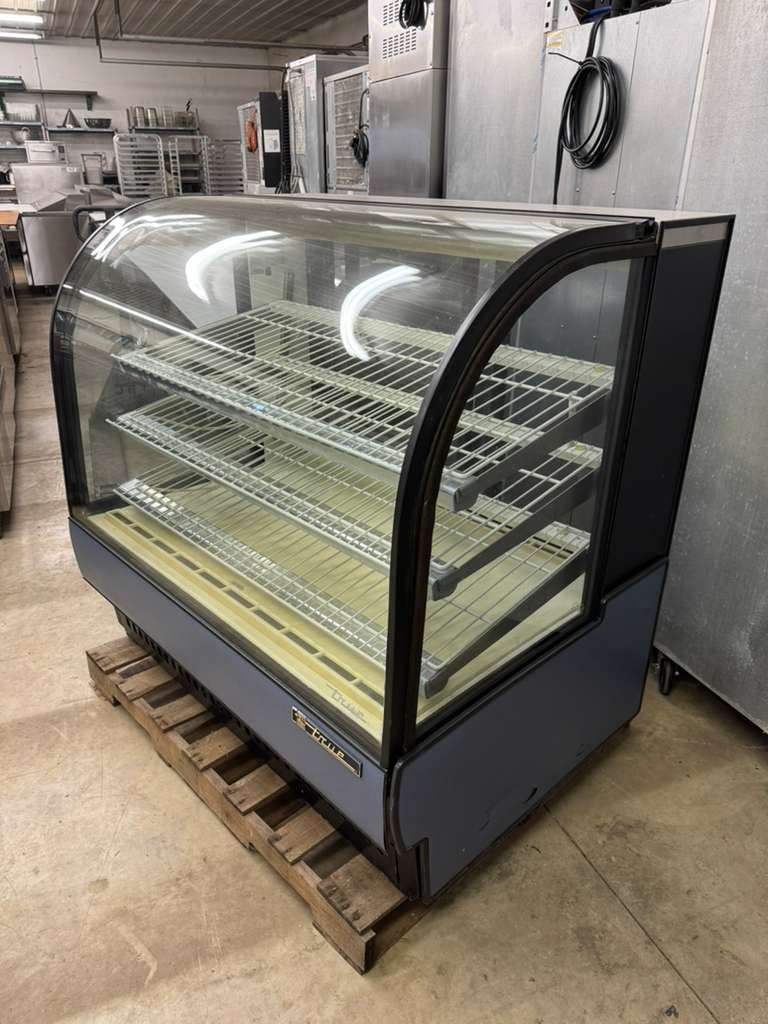 Used 50" True TCGR-50 Refrigerated Curved Glass Display Case 120V