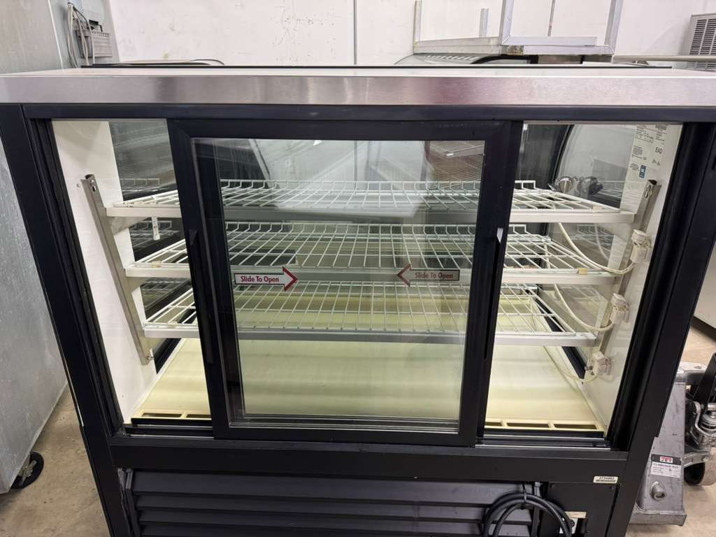 Used 50" True TCGR-50 Refrigerated Curved Glass Display Case 120V