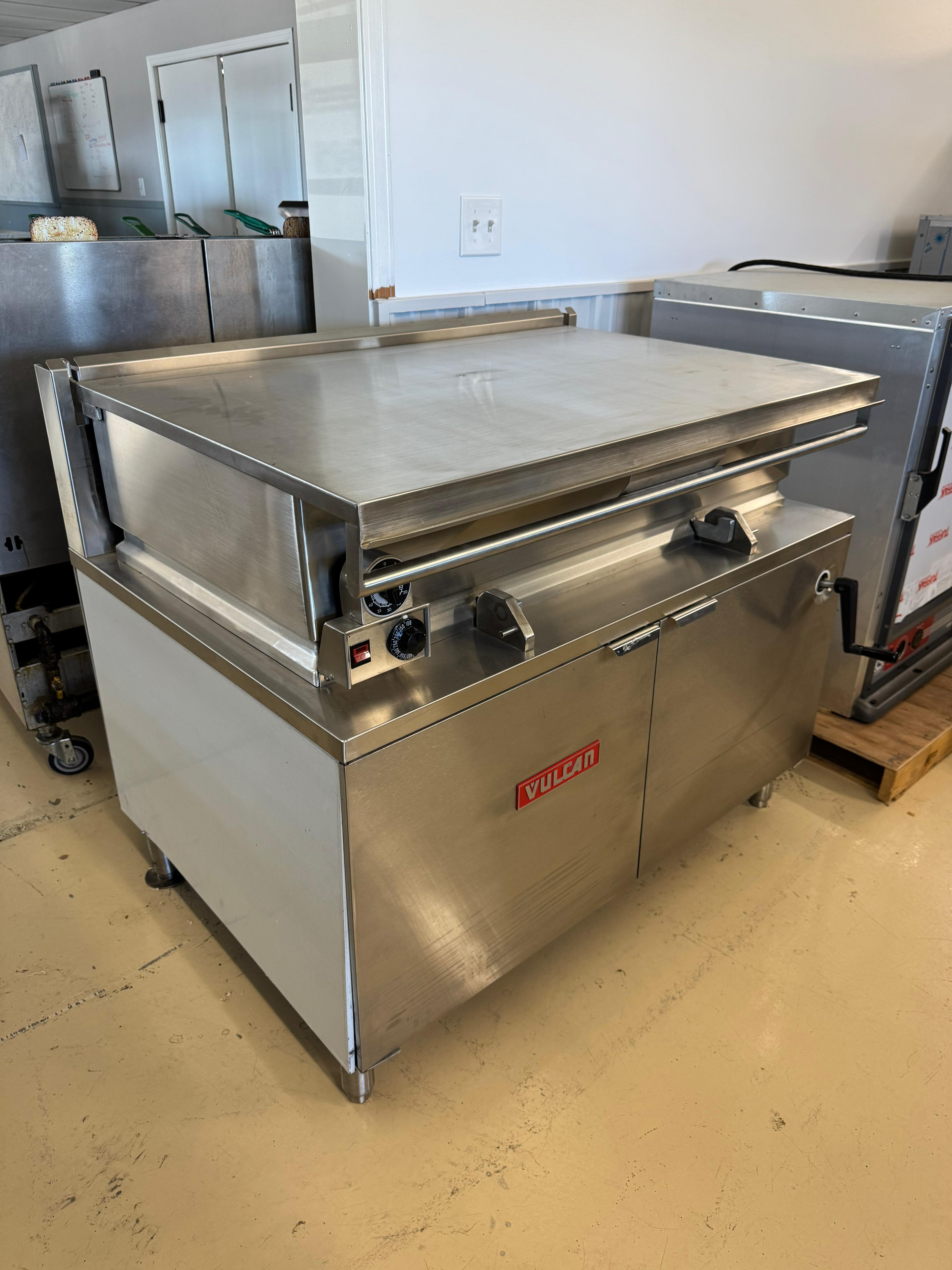 Used 40  Gallon Vulcan E40C-3 Electric Manual Tilt Braising Tilt Skillet 240V 1PH