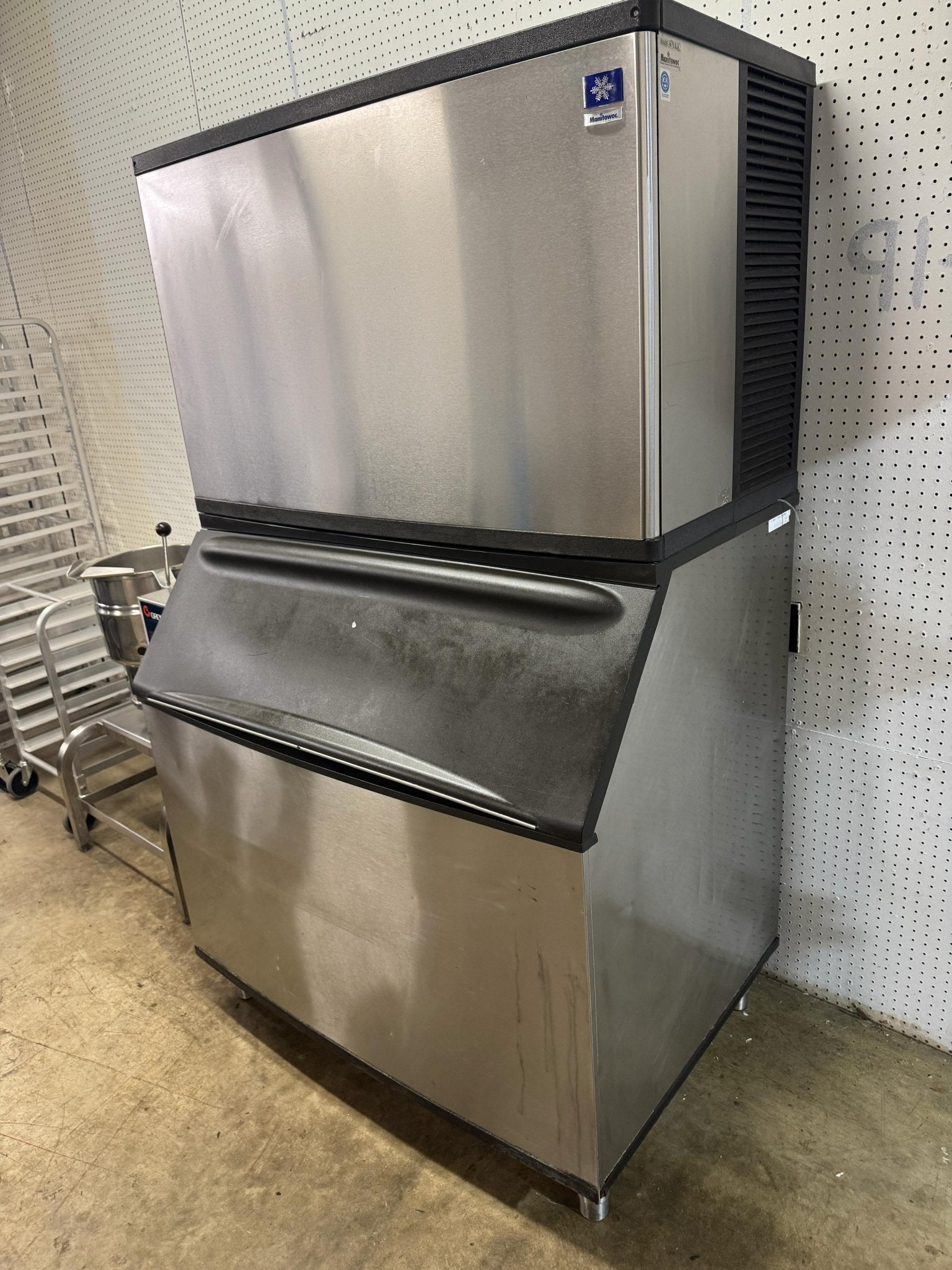 Used Manitowoc QY1305W 1250lbs/day air Cooled Ice Machine With 710lb Bin - Falcon Restaurant Supply - 5