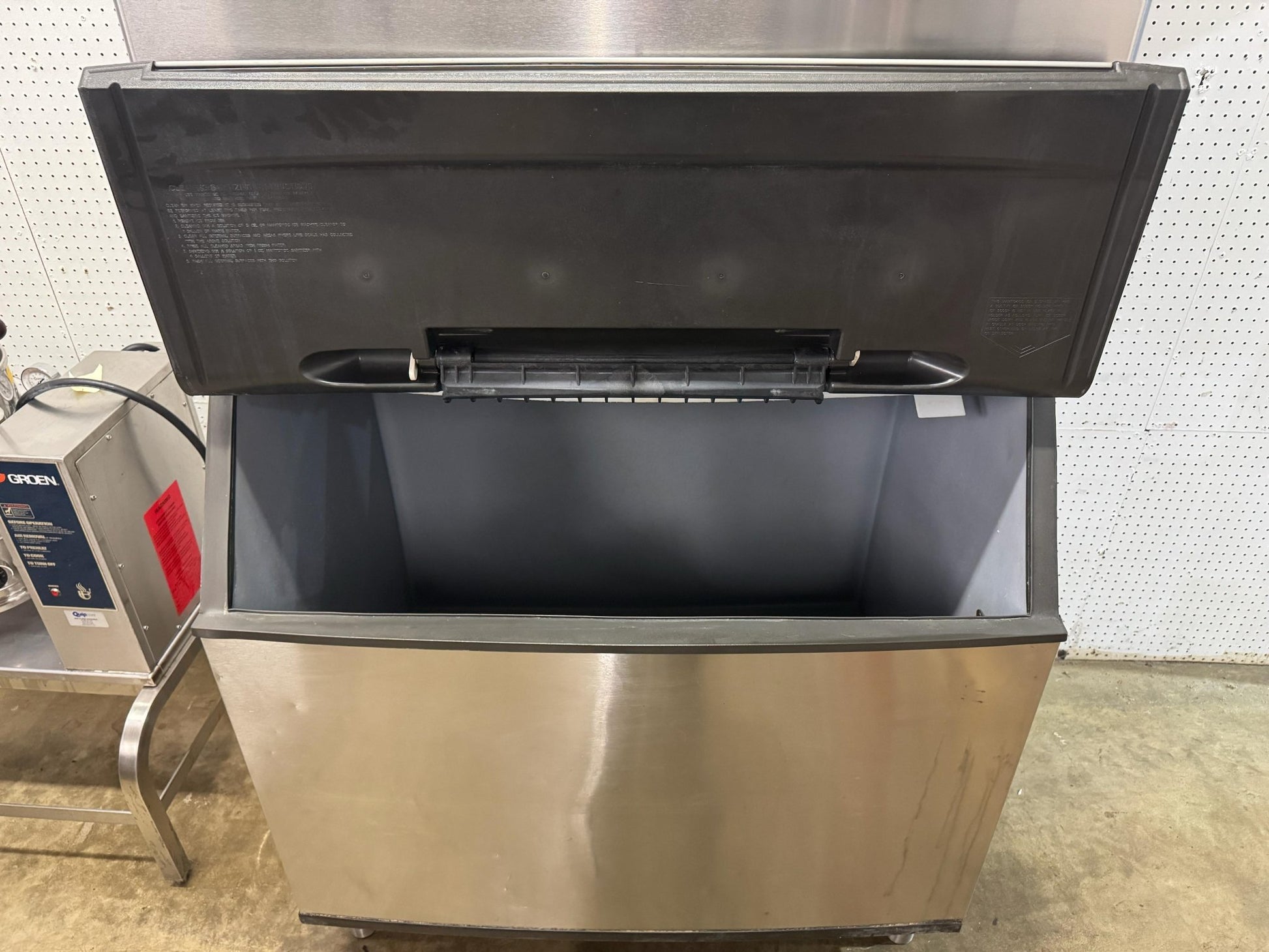 Used Manitowoc QY1305W 1250lbs/day air Cooled Ice Machine With 710lb Bin - Falcon Restaurant Supply - 3