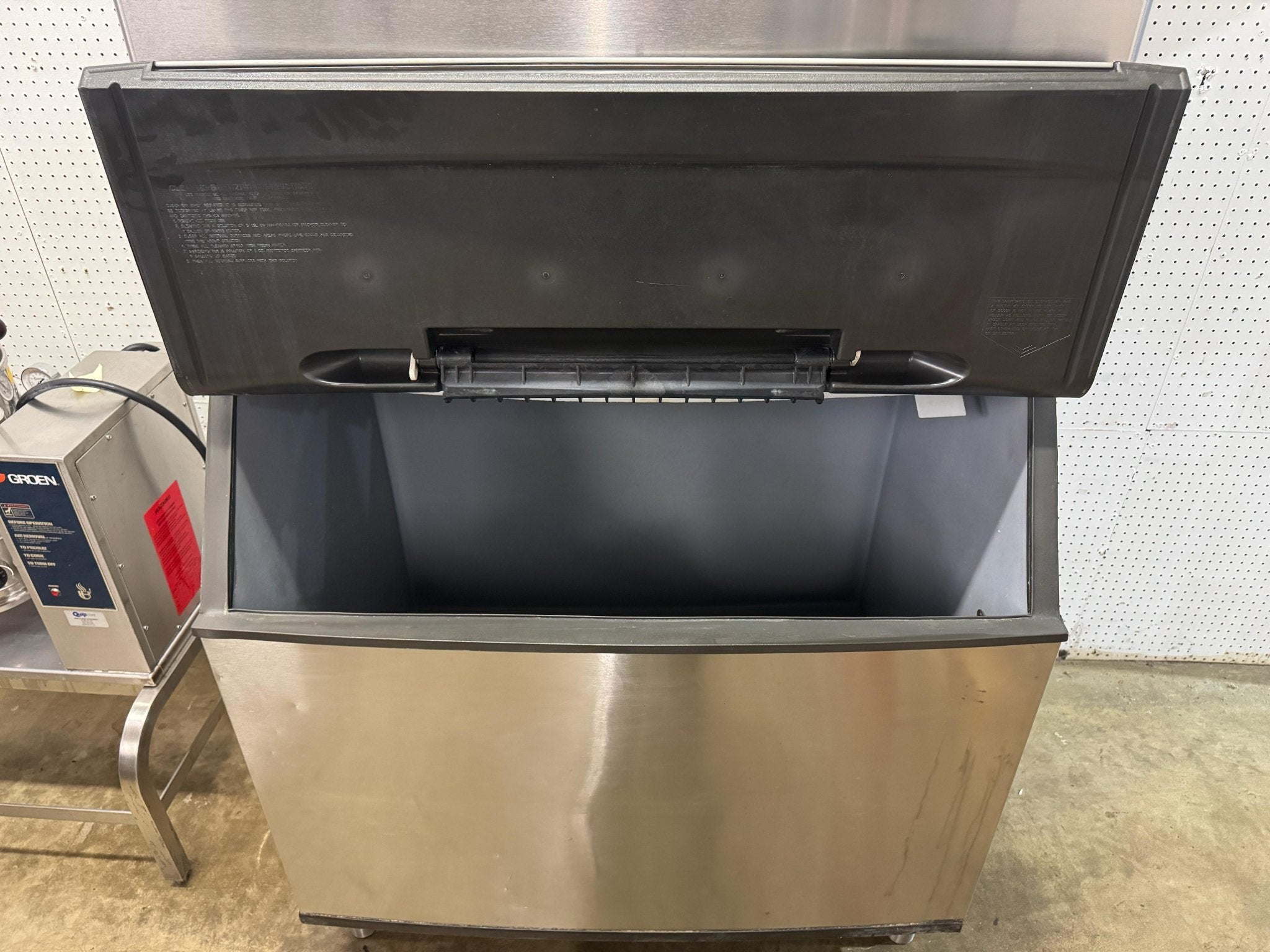 Used Manitowoc QY1305W 1250lbs/day air Cooled Ice Machine With 710lb Bin - Falcon Restaurant Supply - 3