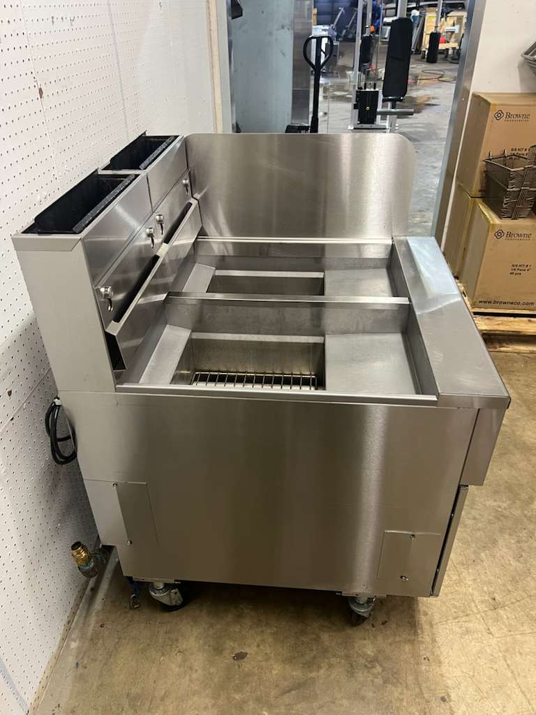 Used 2024 Pitco SG14RS-2FD NG Fryer with (2) 50 lb. Frypots and Filter Drawer - 110,000 BTU - TH1