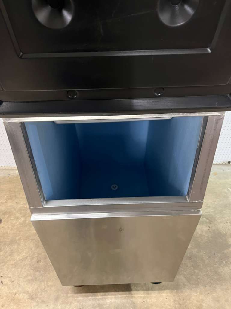 Used Hoshizaki KM - 660MAJ 22" Air Cooled Crescent Cube Ice Machine 665 lb with Bin - FG - Falcon Restaurant Supply - 6