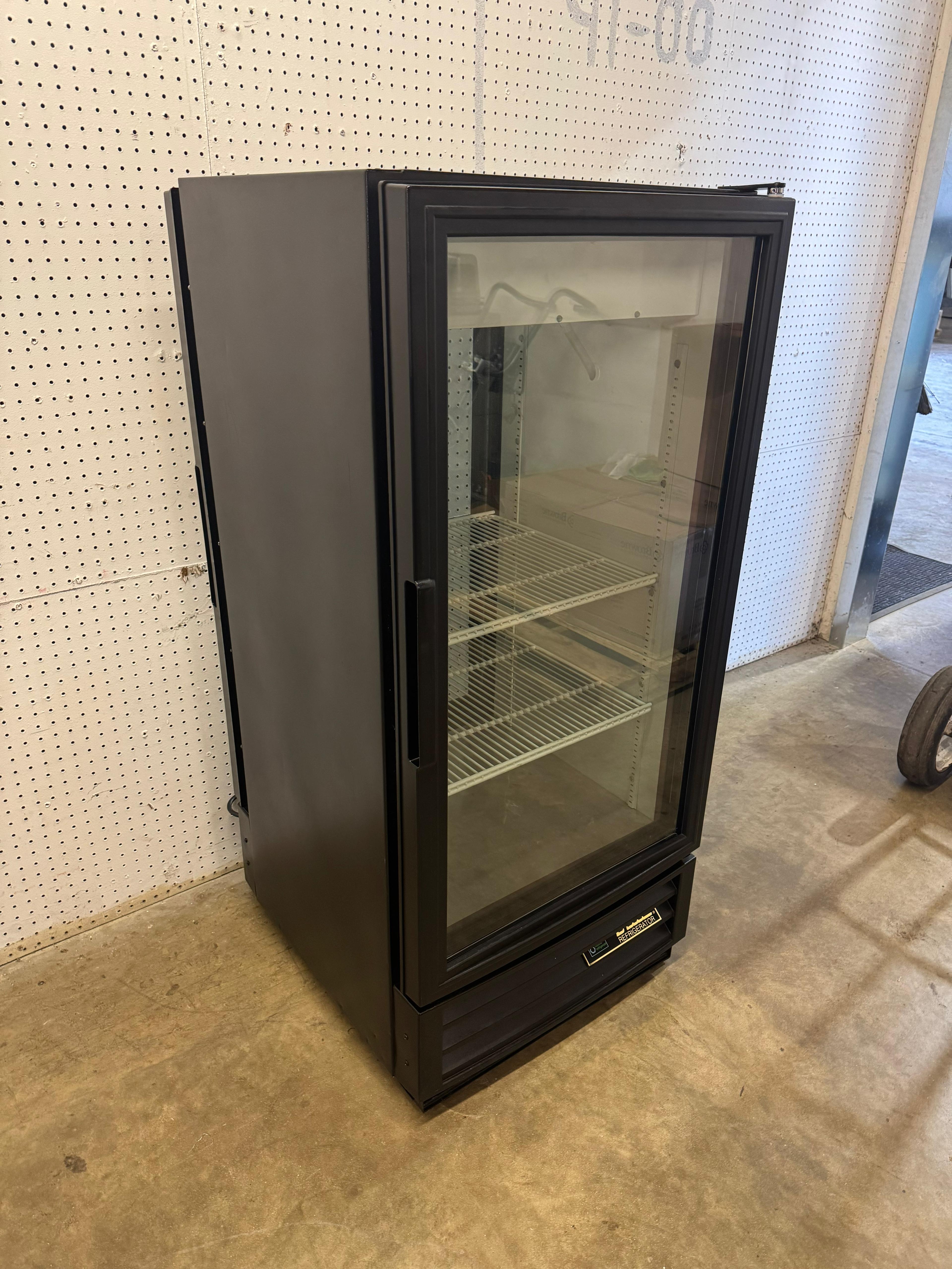 Used 2014 True True GDM-10PT-HC-LD Pass Through Reach in Cooler Merchandiser