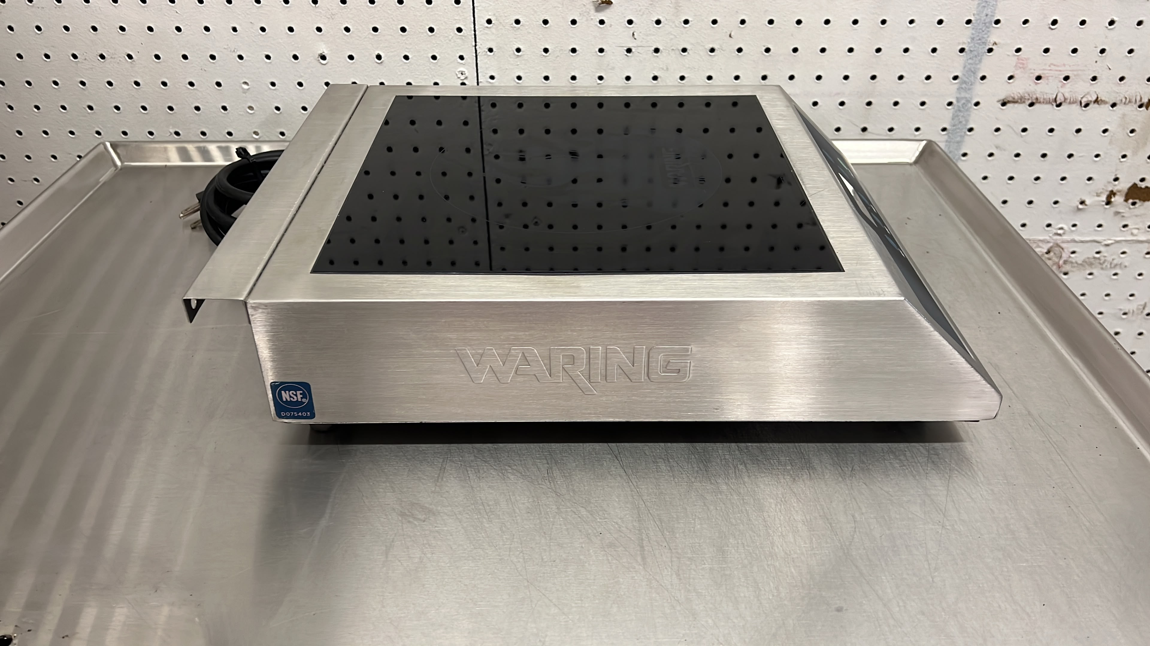 Used Waring WIH400 Heavy-Duty Single Induction Countertop Electric Range 120V