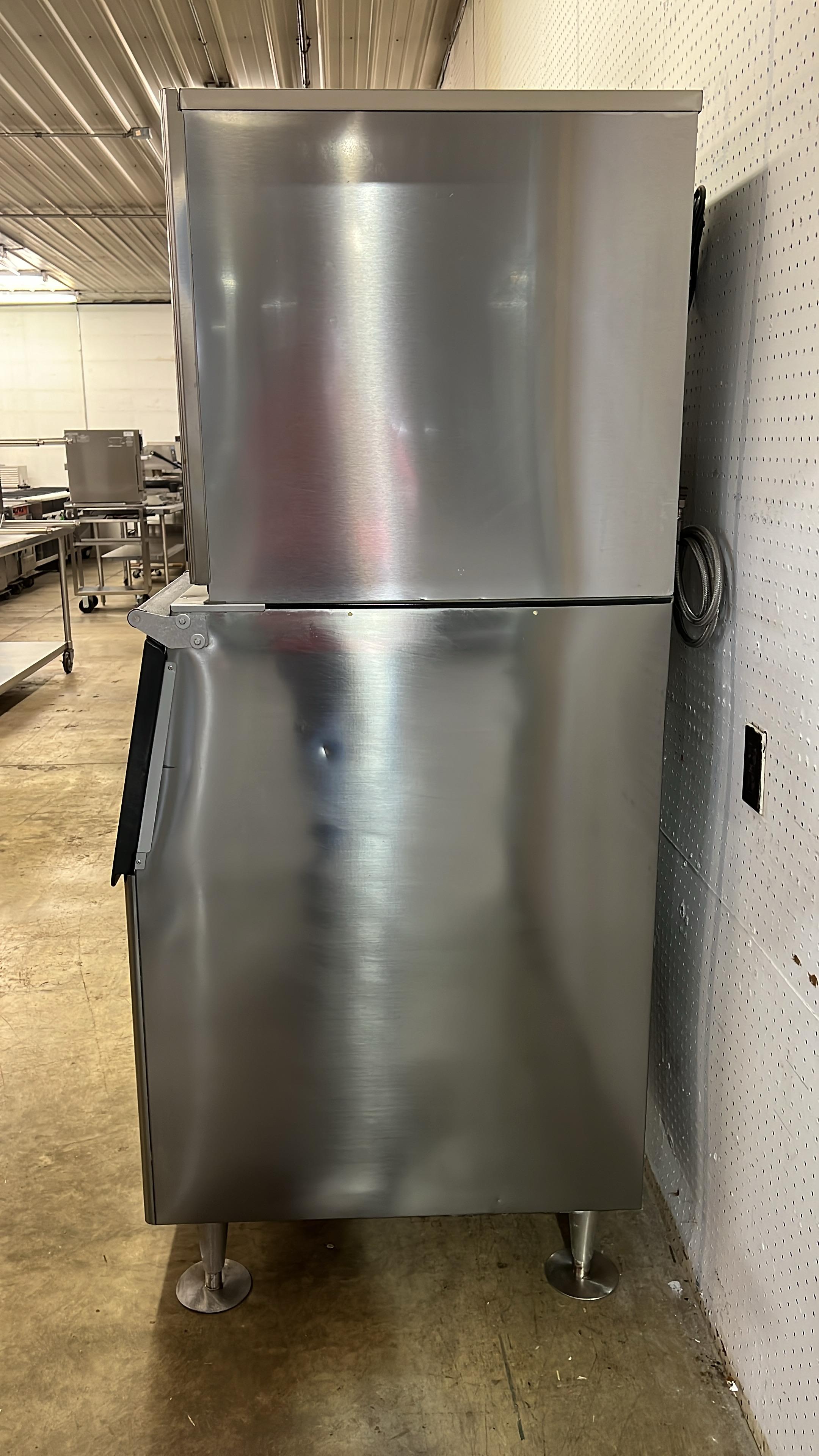Used 22" Hoshizaki F-801MWJ-C Water Cooled Nugget Ice Machine With 300lb Bin - 115V - JJ