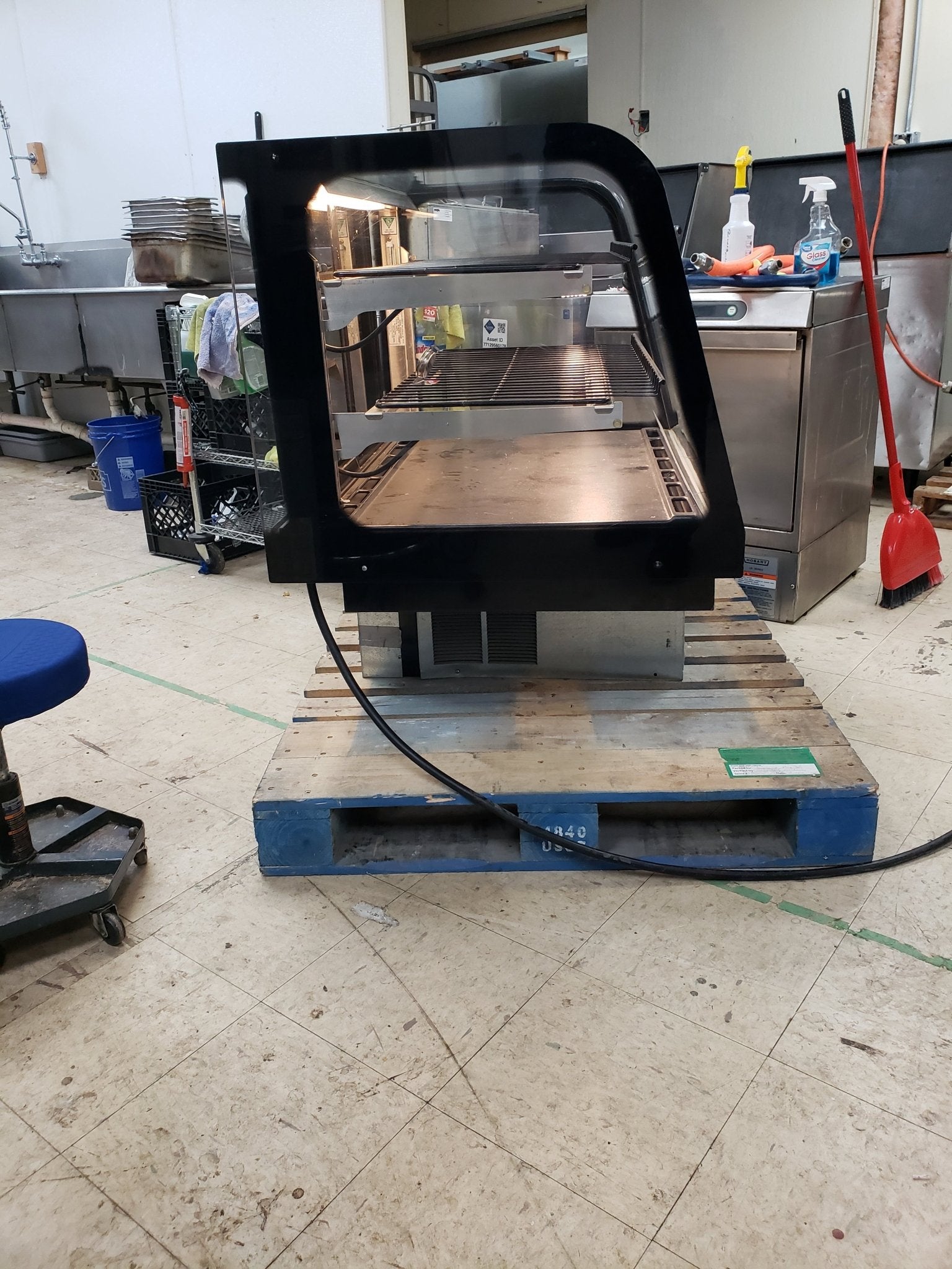 Used Federal Industries ERR3628 36" Counter Top Refrigerated Merchandiser Cooler - Falcon Restaurant Supply - 2