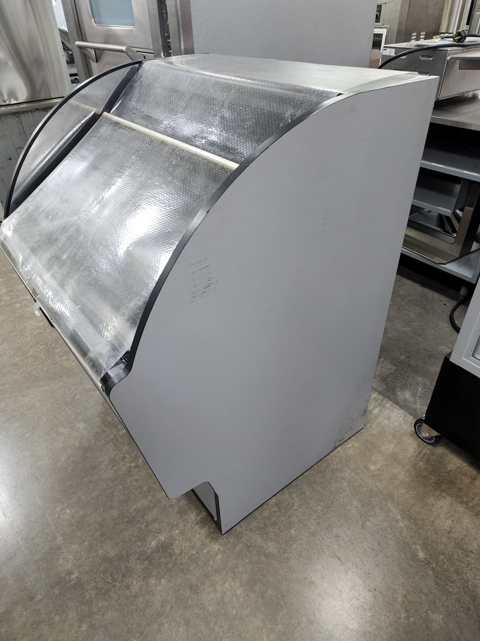 Used Federal Industries Elements Black 35" Air Curtain Grab & Go Merchandiser Display Case - 7.8 Cu. Ft. - Used - Falcon Restaurant Supply - 4