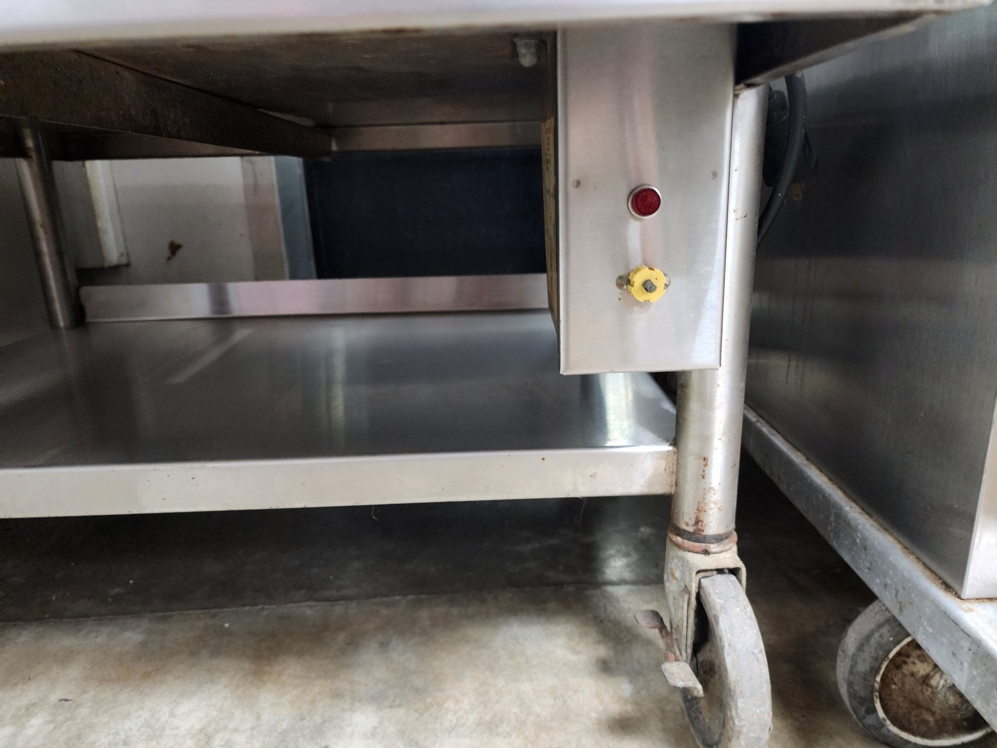 Used Wasserstrom C/D120 - 03 - 25 Heated Table 120V - Falcon Restaurant Supply - 4