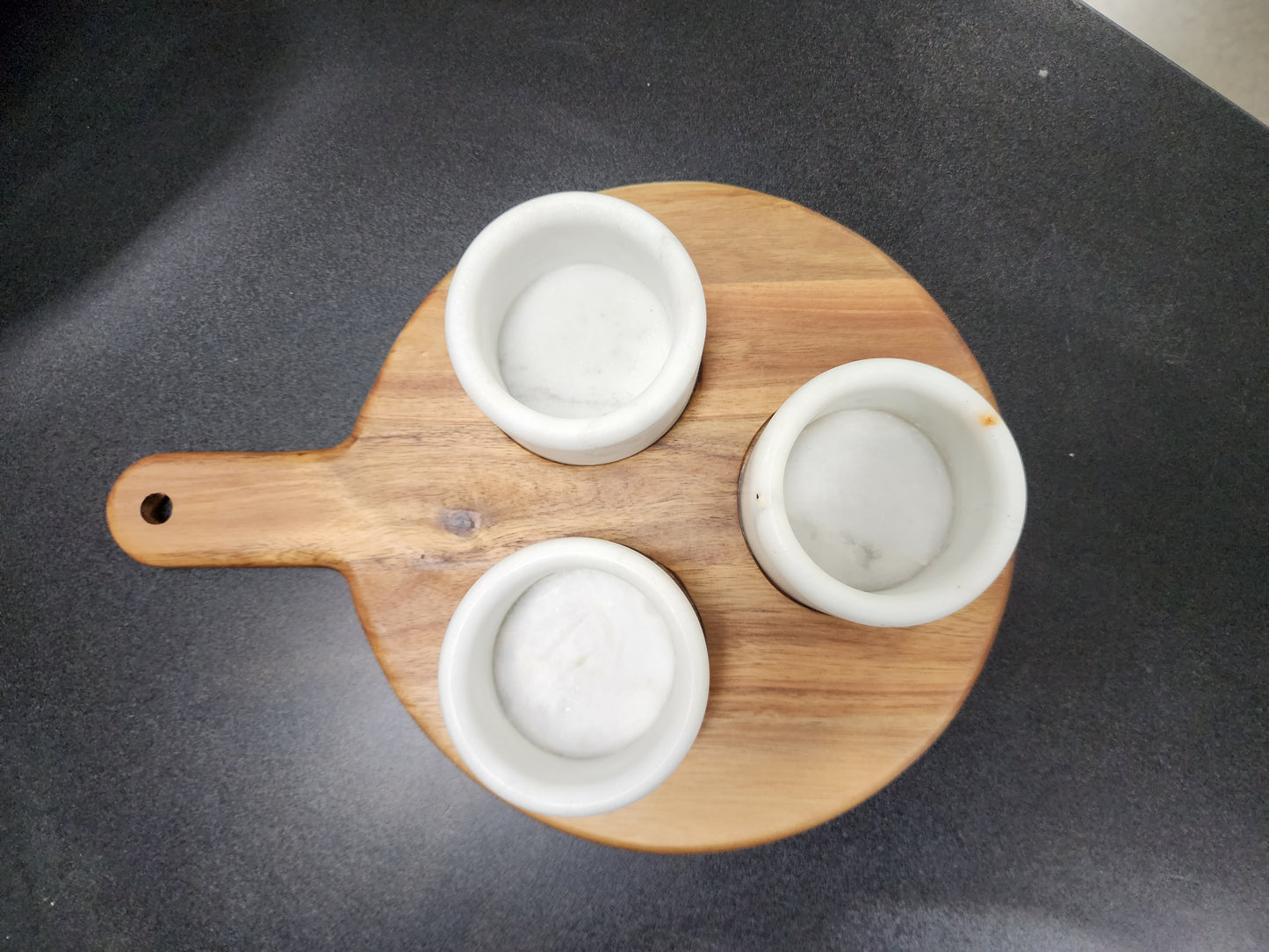 New Home & Garden - Round serving paddle with dip bowls C IP